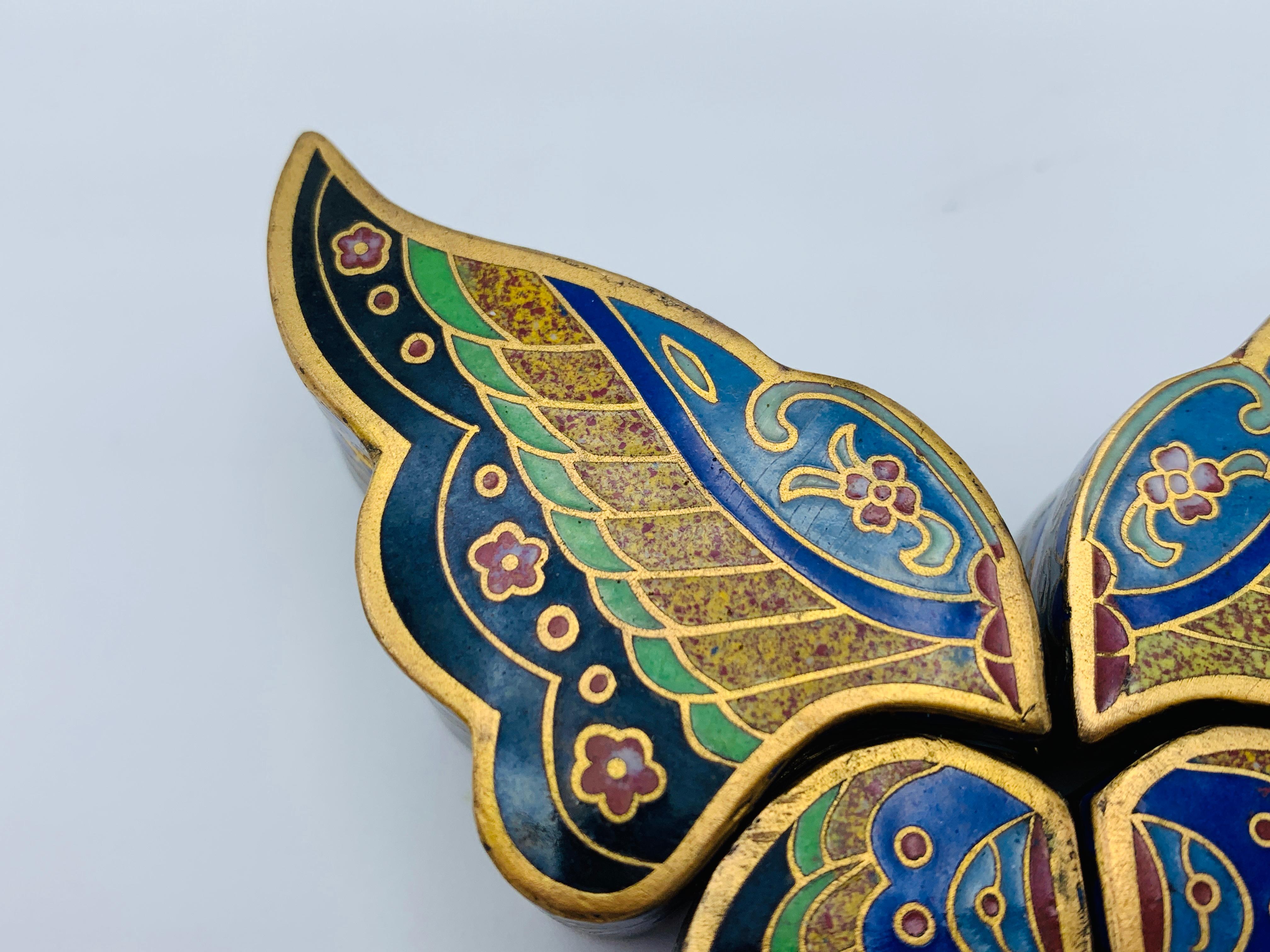 Angeboten wird eine fabelhafte, 1960er Jahre Cloisonné Schmetterling geformt skulpturalen Box. Es gibt vier einzelne 