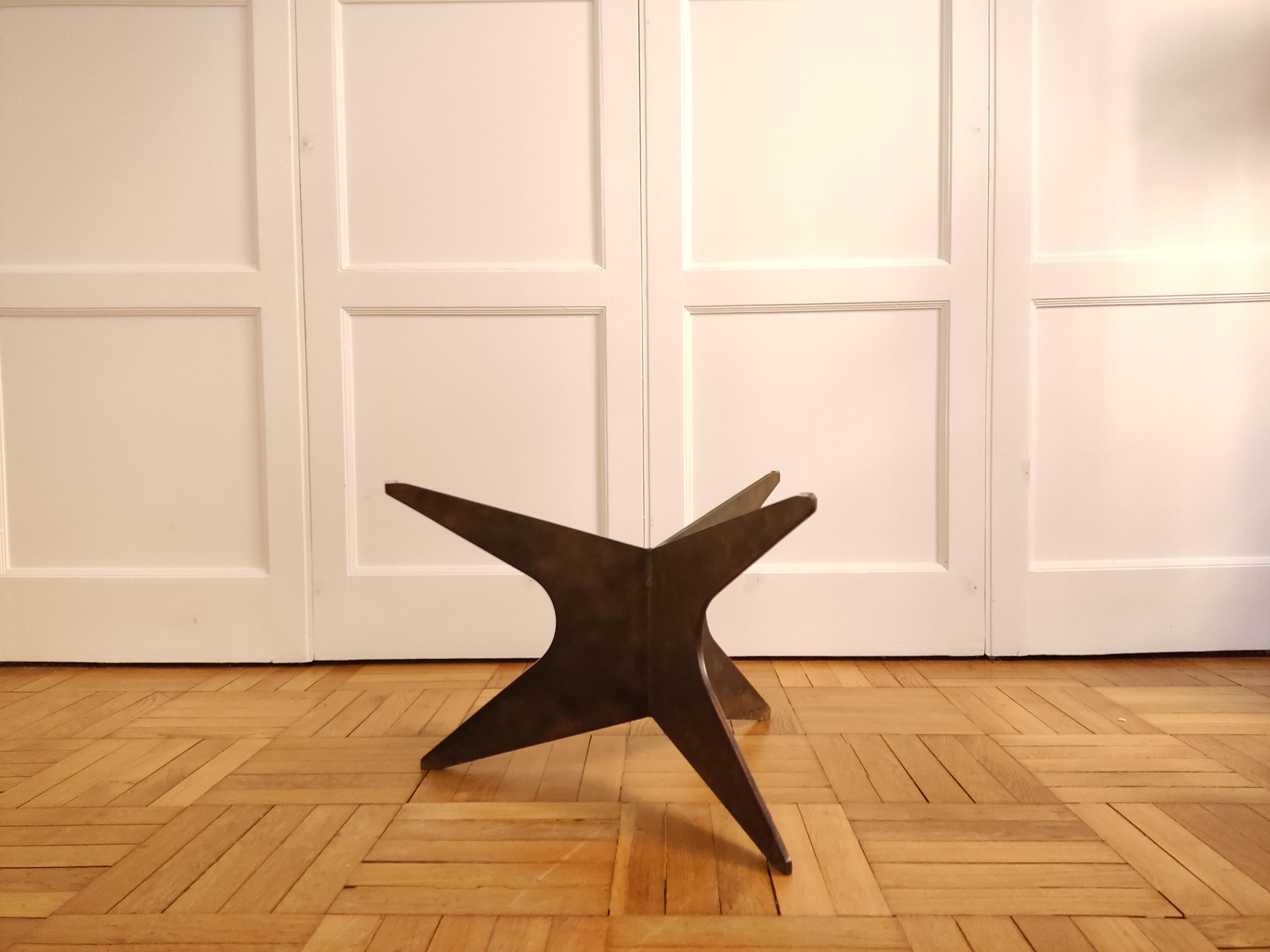Brutalismo Tavolino in ferro patinato nuvolato del 1960 in vendita