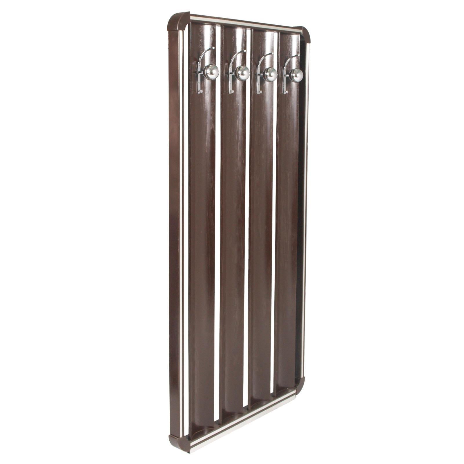 Mid-Century Modern elegant coat rack attributed to Carlo de Carli designer for Fiarm (Scorzè-Venezia) made in vertical panels of curved rosewood with spherical hooks in chromed metal, like the strips for embellishing the rosewood frame

Measures cm: