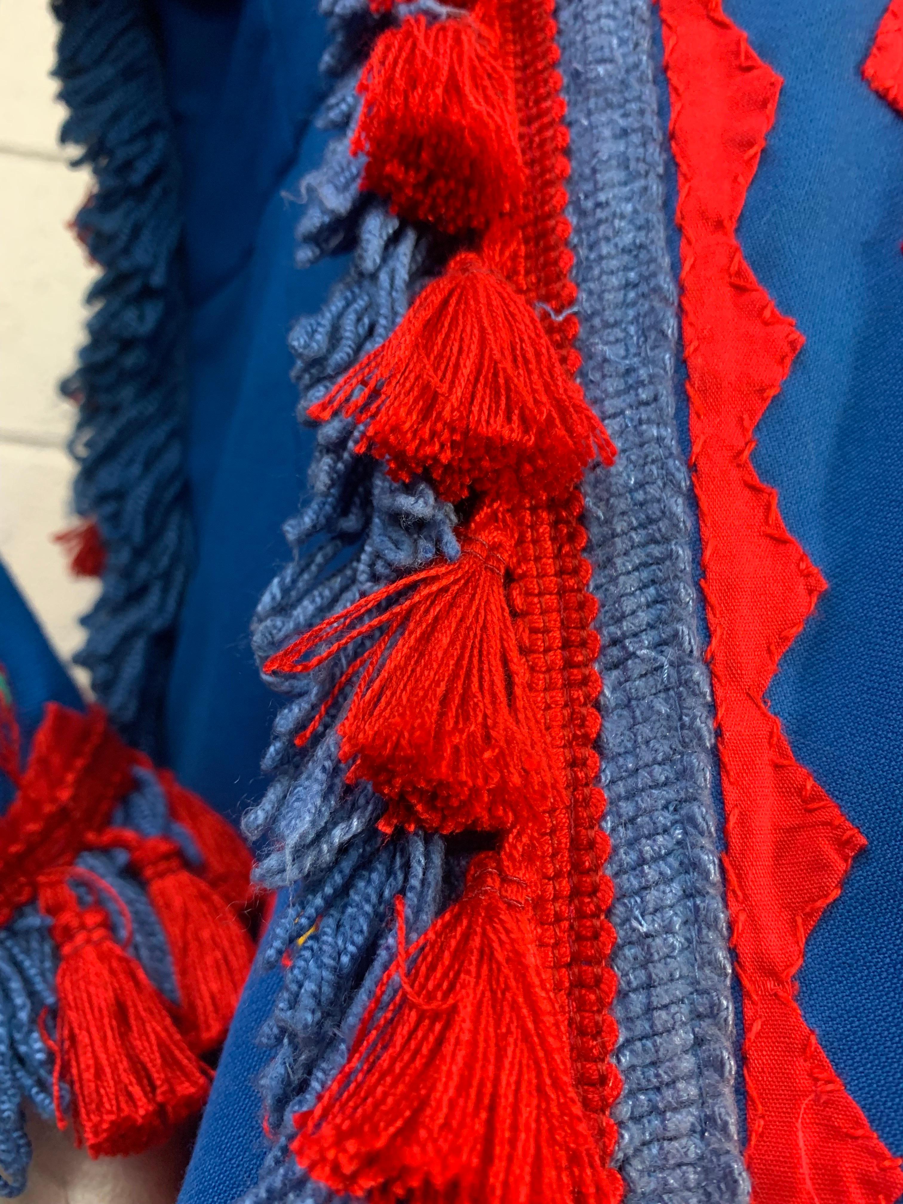 Caftan en coton bleu cobalt et rouge des années 1960 avec broderie traditionnelle et pompons en vente 15