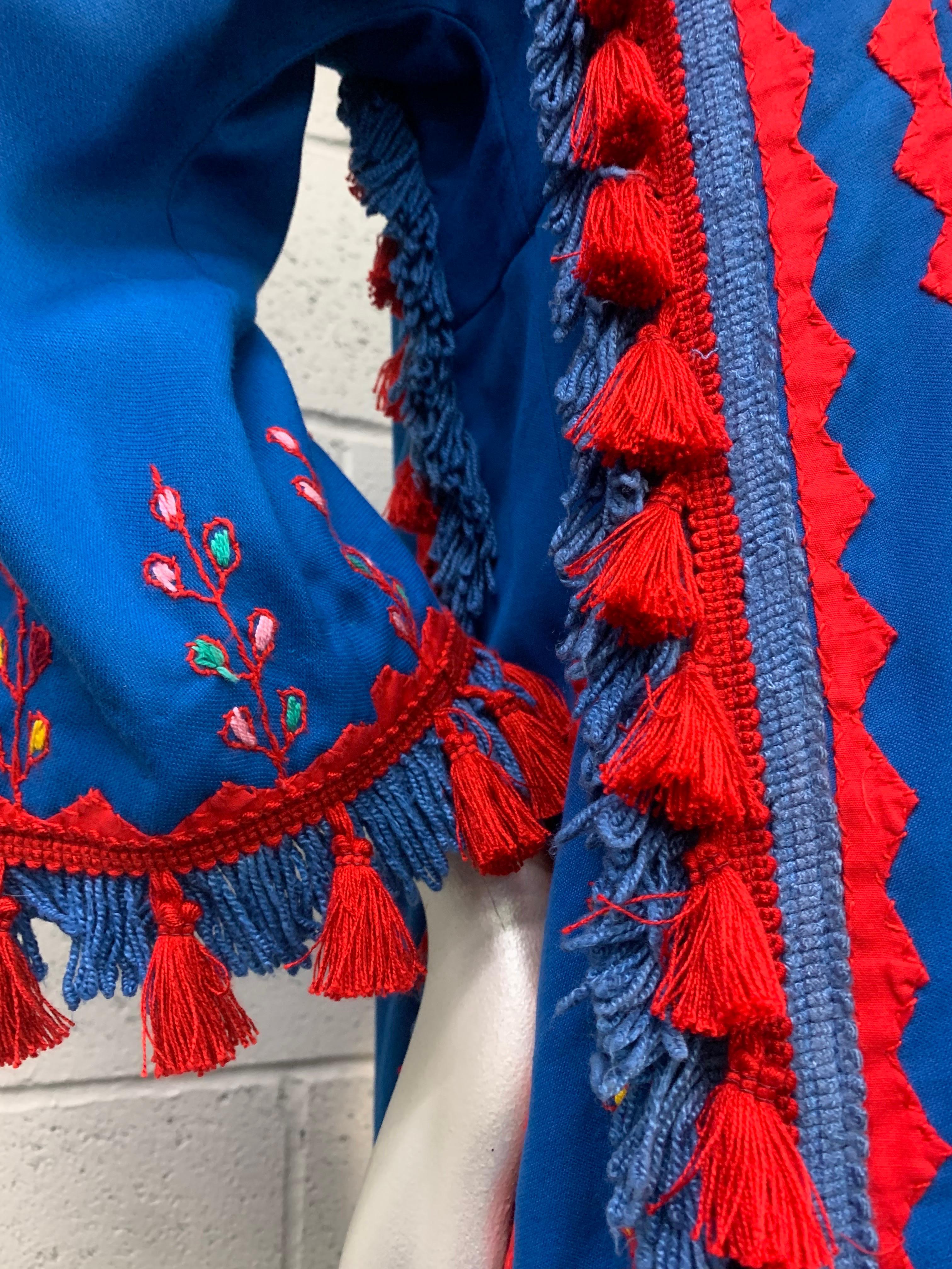 Bleu Caftan en coton bleu cobalt et rouge des années 1960 avec broderie traditionnelle et pompons en vente