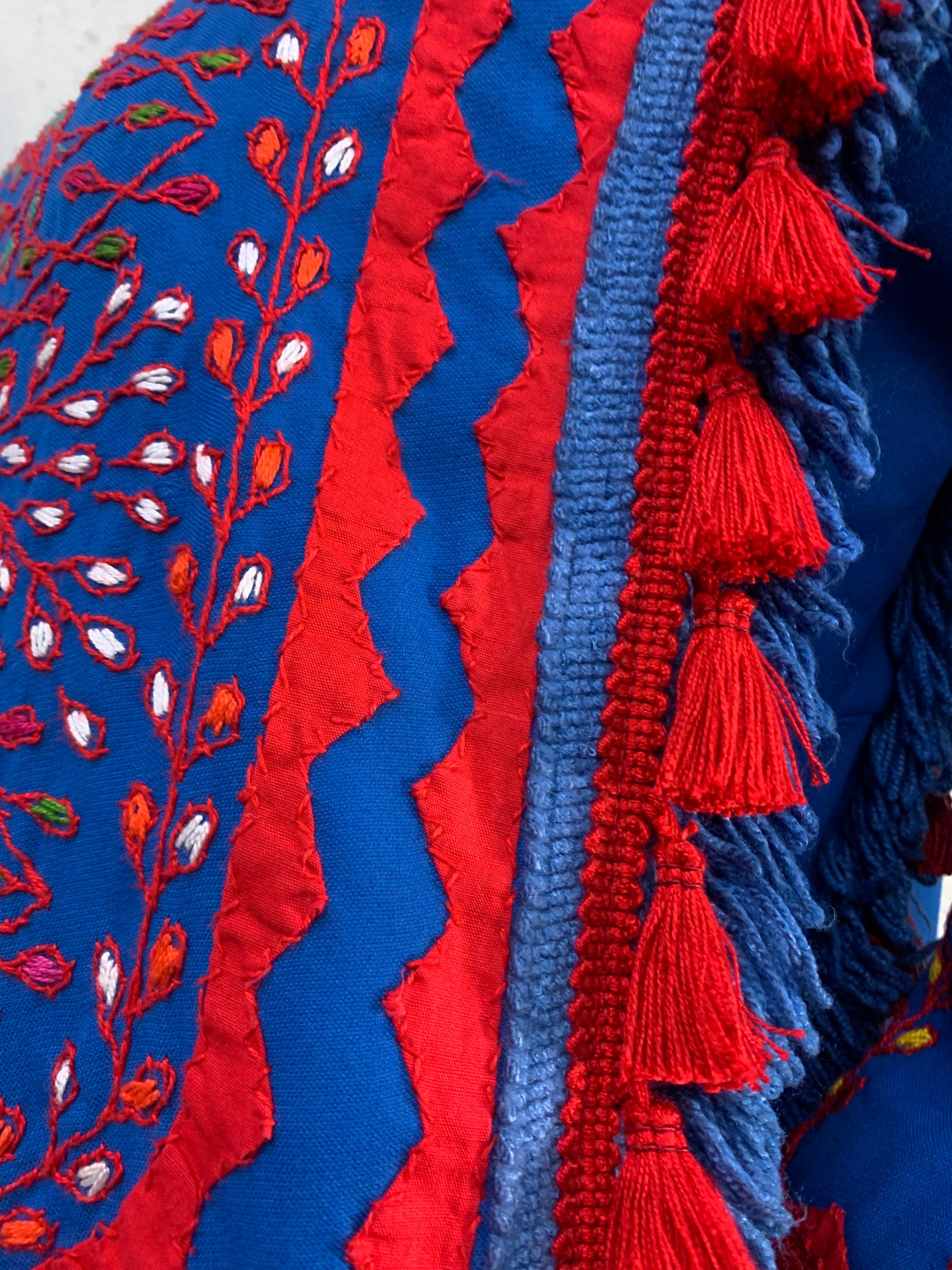 Caftan en coton bleu cobalt et rouge des années 1960 avec broderie traditionnelle et pompons en vente 2