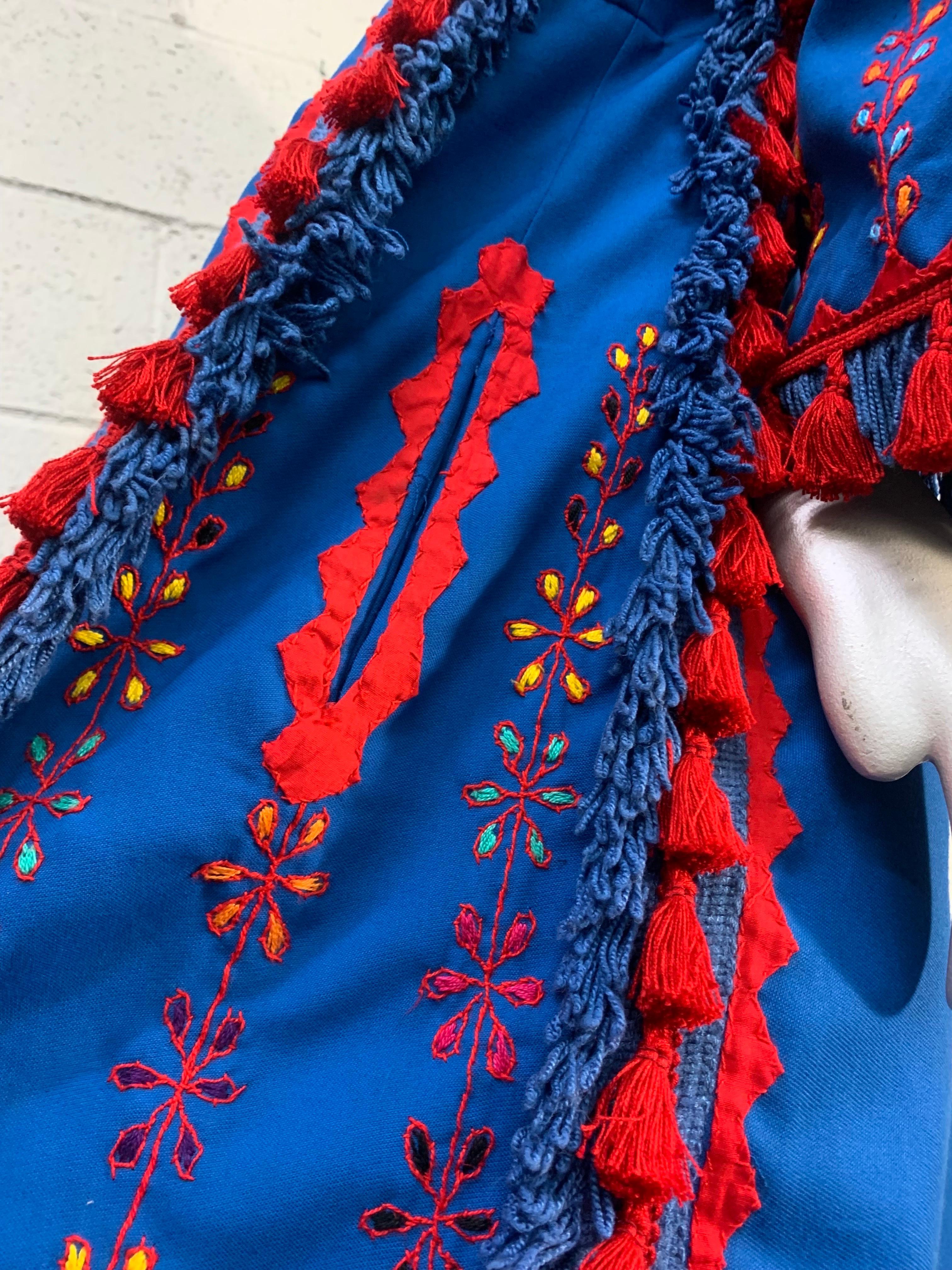 Caftan en coton bleu cobalt et rouge des années 1960 avec broderie traditionnelle et pompons en vente 4