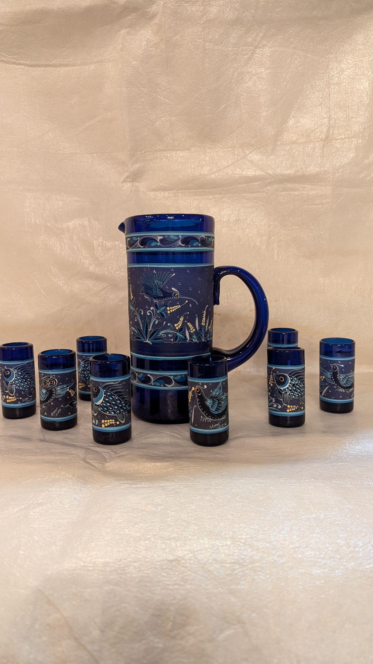 Set Cobalt Sangria, pichet 6x6x9 et huit gobelets 1,5x1,5x3.  Verre soufflé à la main avec émail peint à la main, poissons, fleurs, oiseaux et hibou, zoomez, c'est vraiment magnifique.  signé Amma Mexique