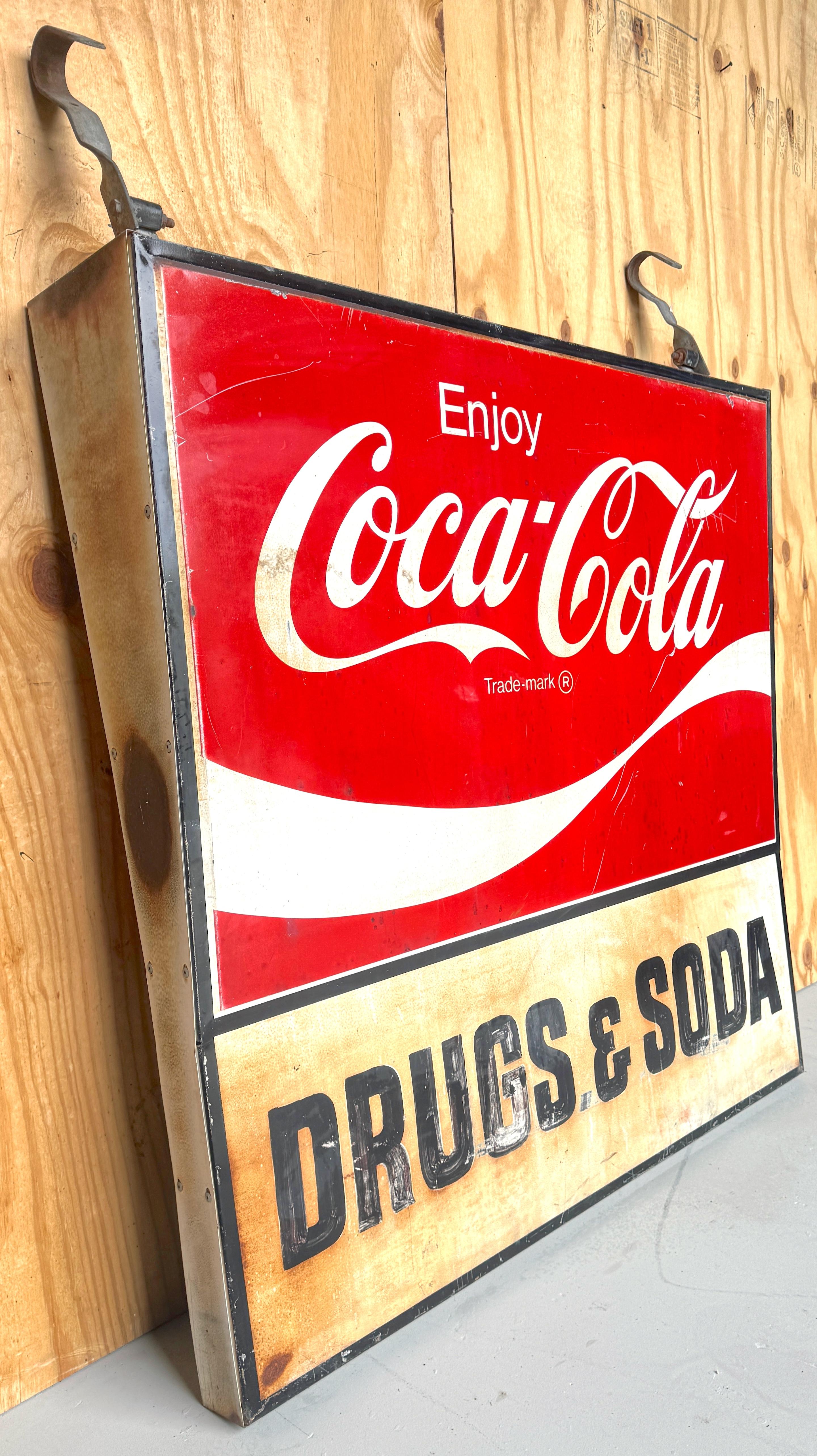 Panneau commercial Coca-Cola des années 1960 «rugs & Soda » de WPB, Floride  Rue des Clématites  Bon état - En vente à West Palm Beach, FL