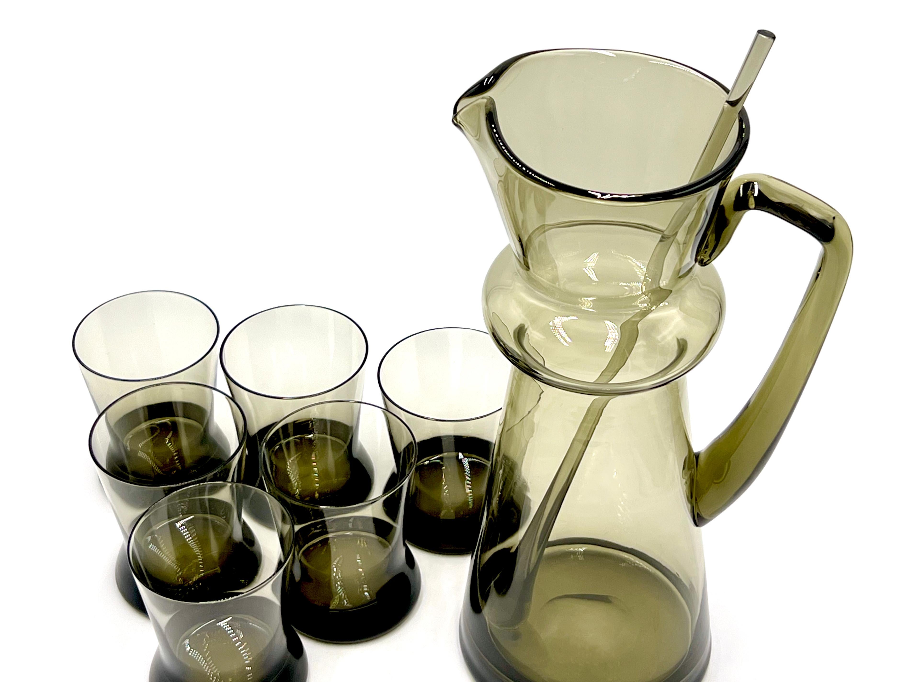 Möchten Sie Ihre Hausbar oder Ihren Barwagen aufwerten? Vielleicht suchen Sie nach einer einzigartigen und spektakulären Geschenkidee?

Ein perfektes Glas-Cocktailset aus der Mitte des Jahrhunderts, hergestellt von den Experten der Glasherstellung