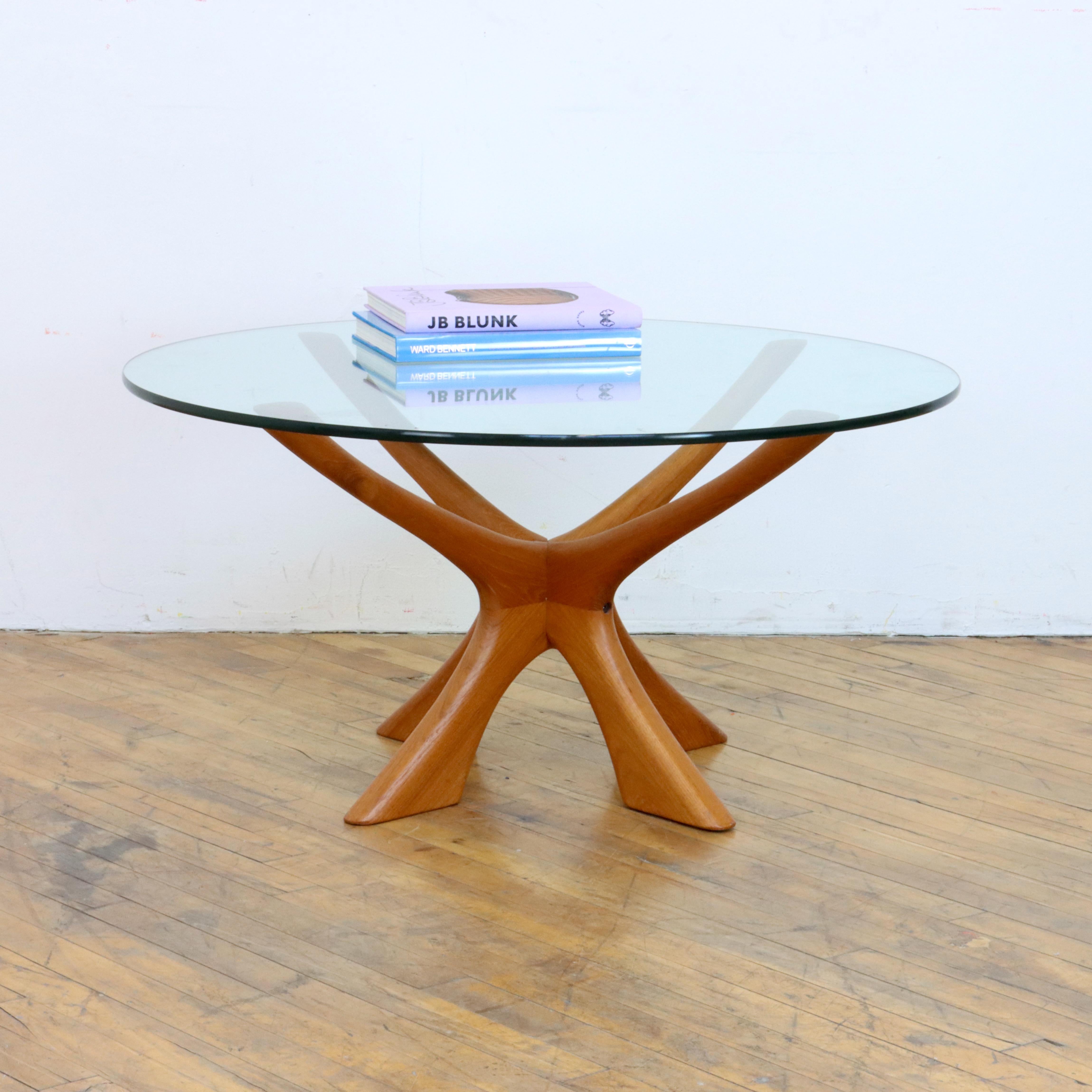 1960s Model T-118 Coffee Table by Illum Wikkelsø for Niels Eilersen, made in Denmark. The 3/8