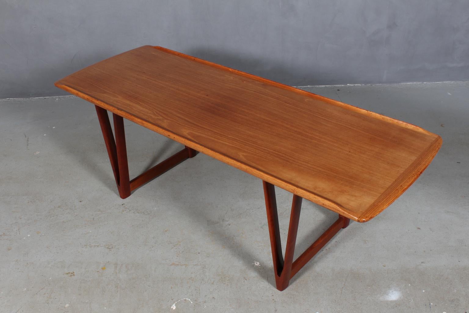 Kurt Østervig coffee table with veneered teak plate with great details.

V sculpted legs in solid teak.

Probably made by Jason Møbler in the 1960s.

Can easy be disassembled for easy shipping.
