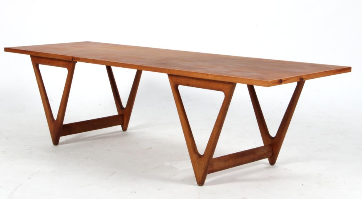 Kurt Østervig coffee table with teak plate with frame of oregon pine.

V sculpted legs in solid oak.

Made by Jason Møbler in the 1960s.

Can easy be disassembled for easy shipping.