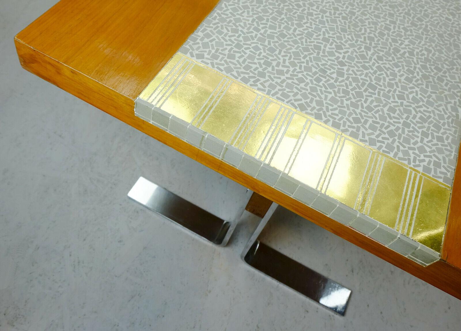 Allemand COFFEETABLE en noyer des années 1960 avec mosaïque grise et or et base chromée en vente