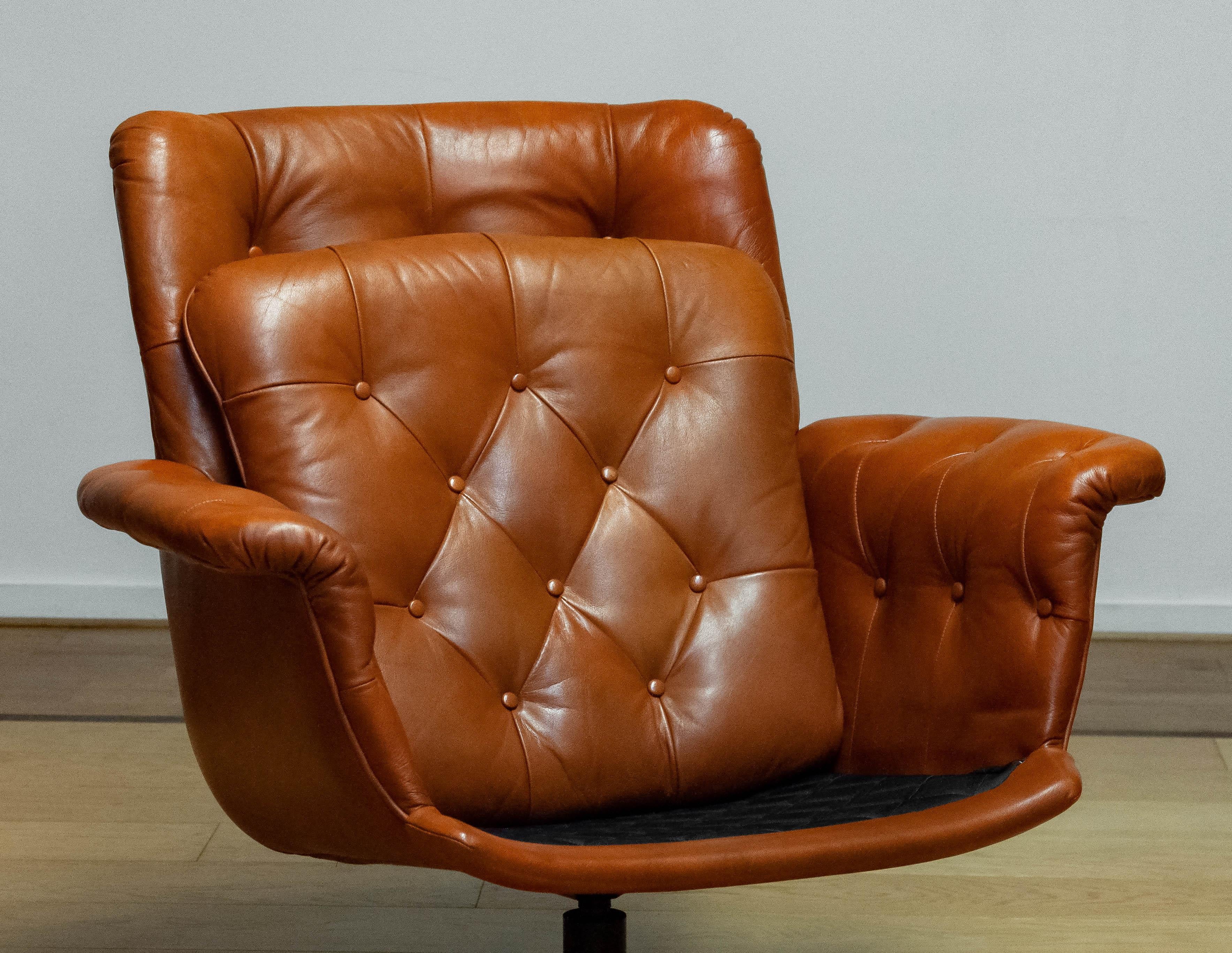 1960s Cognac Leather EVA Swivel Chair Göte Nassjö Sweden. B en vente 5
