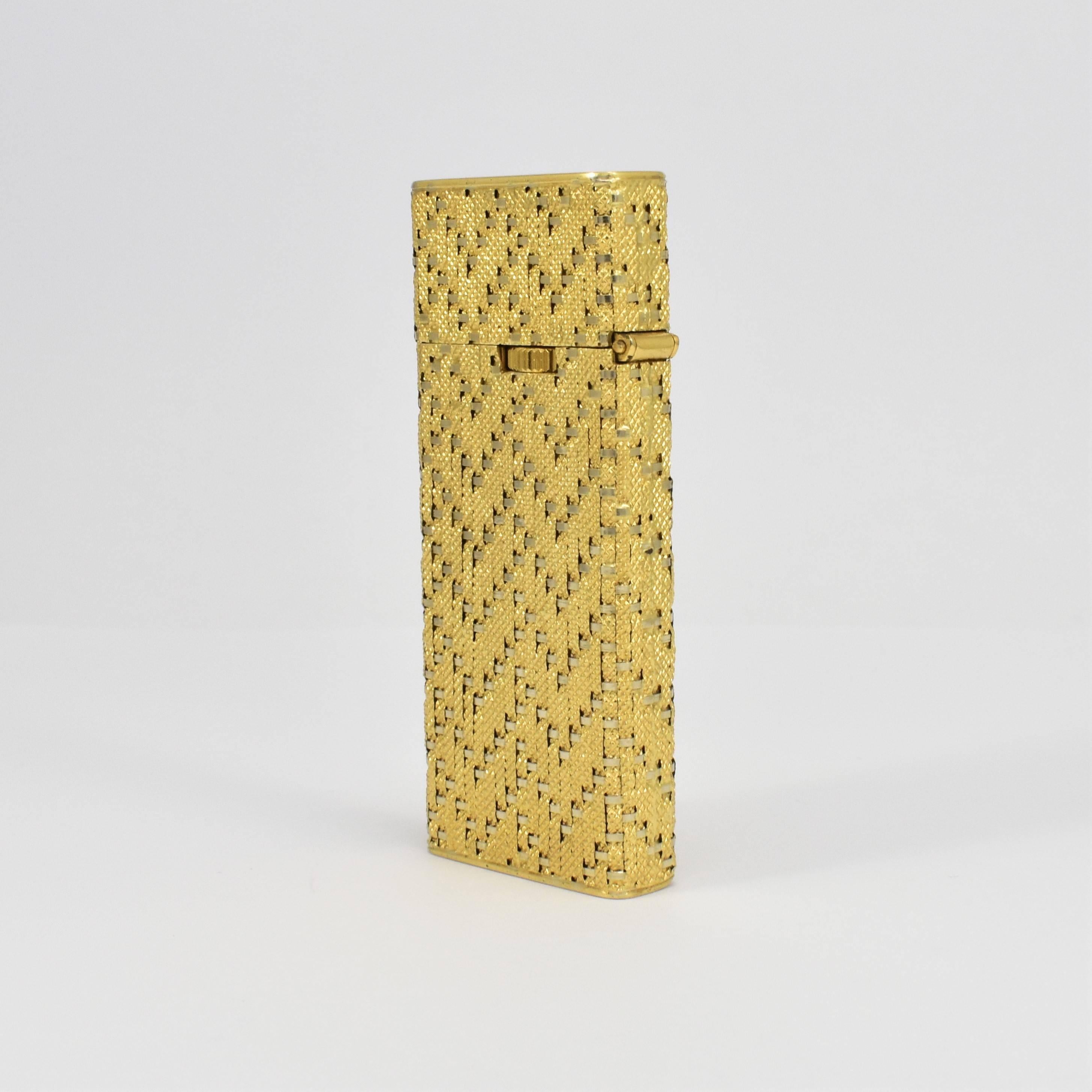1960s Collectible Gold Woven Detail Gas Lighter In Excellent Condition For Sale In London, GB