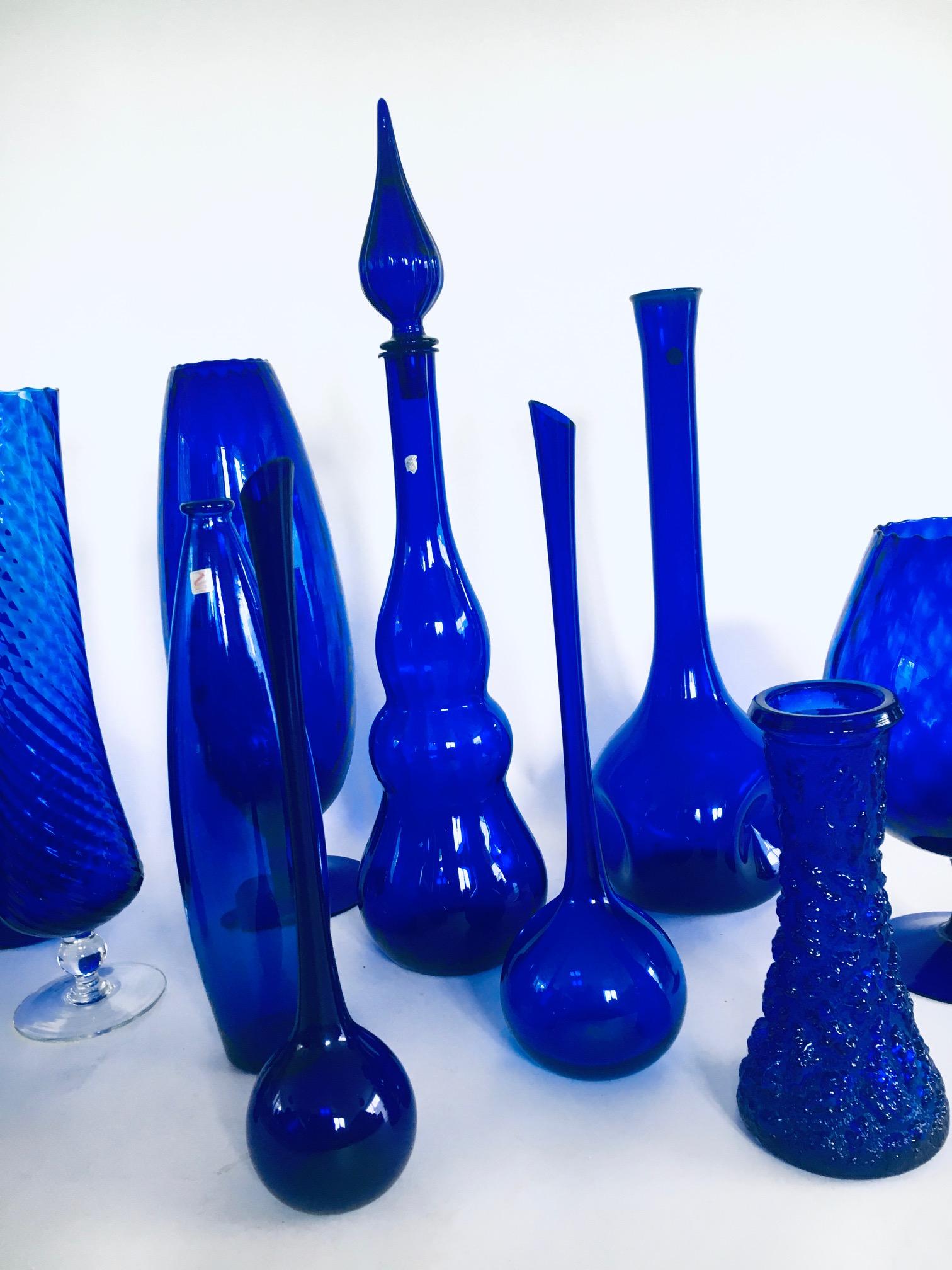 Collection'S anni '60 di 12 vasi e decanter in vetro blu reale d'epoca in vendita 3