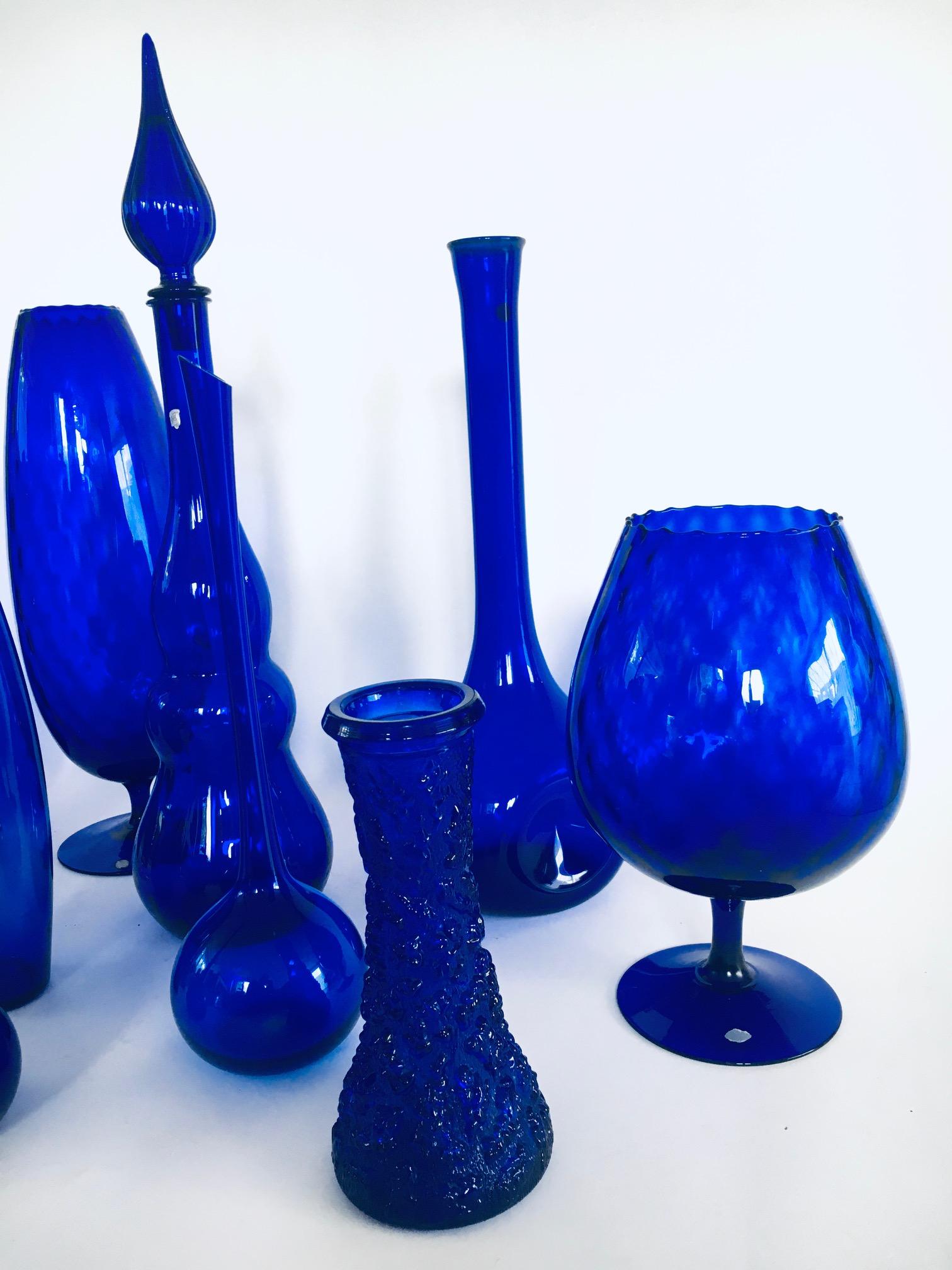 Collection'S anni '60 di 12 vasi e decanter in vetro blu reale d'epoca in vendita 4
