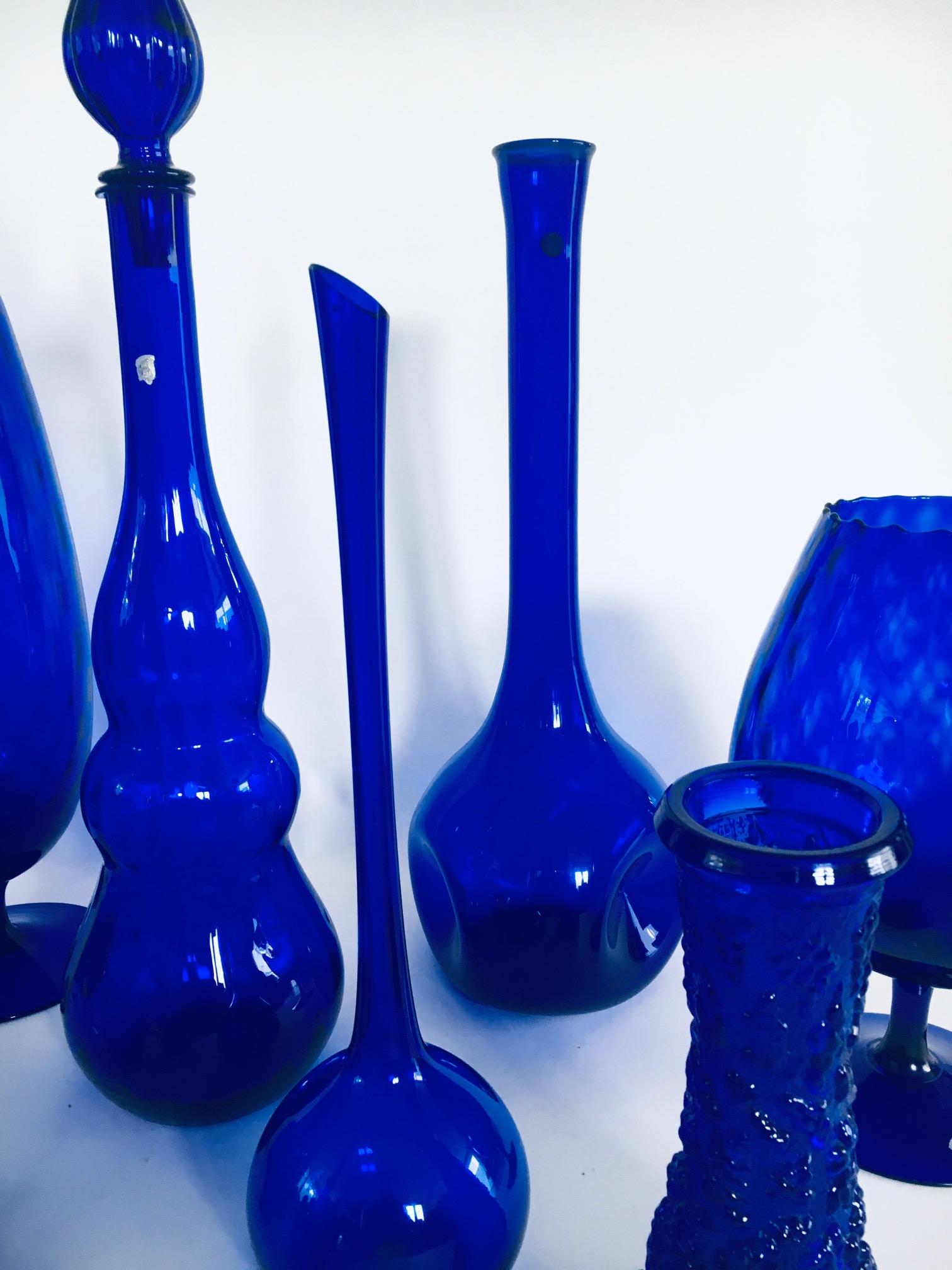 Collection'S anni '60 di 12 vasi e decanter in vetro blu reale d'epoca in vendita 5