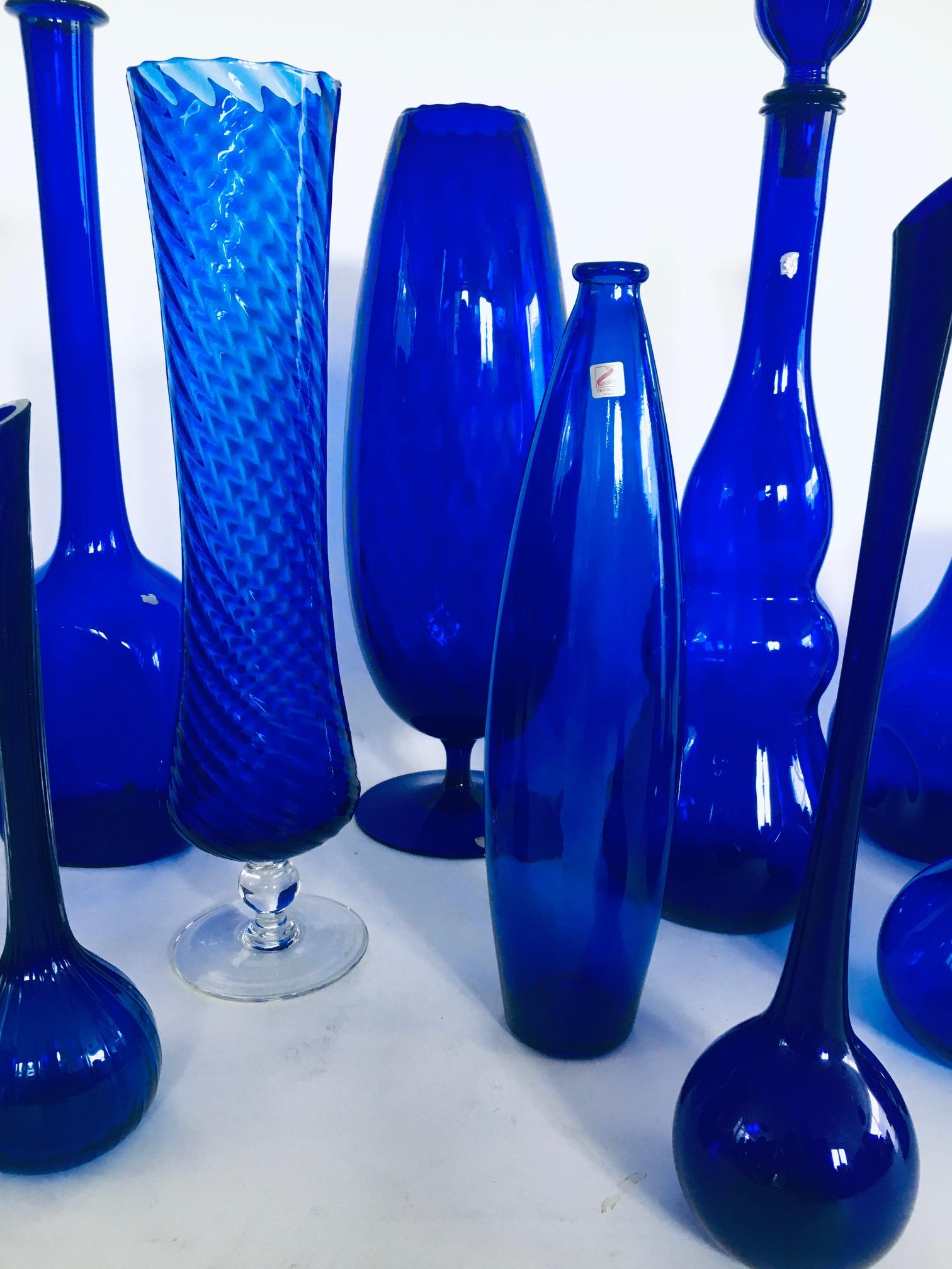 Collection'S anni '60 di 12 vasi e decanter in vetro blu reale d'epoca in vendita 6