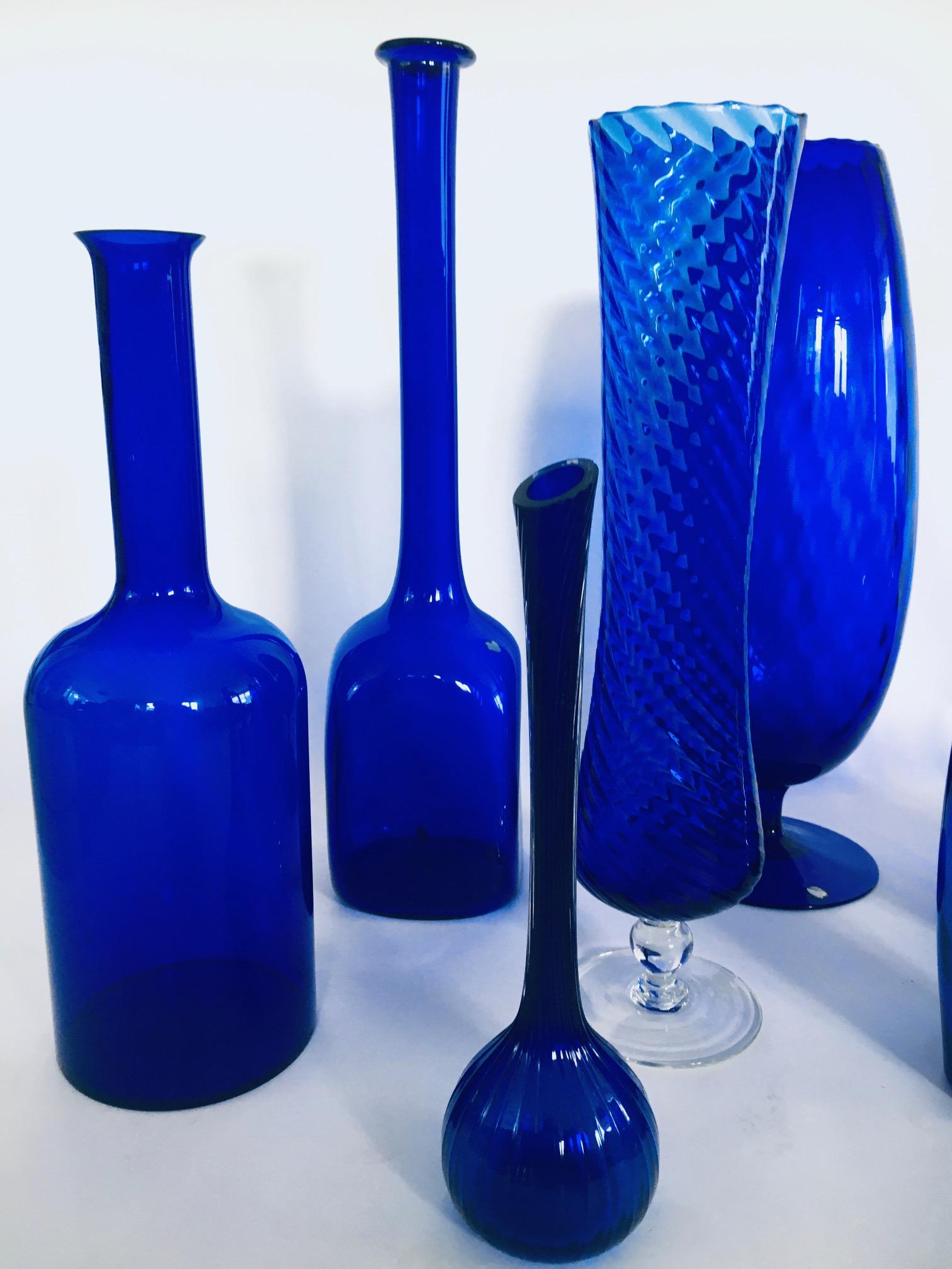 Collection'S anni '60 di 12 vasi e decanter in vetro blu reale d'epoca in vendita 7