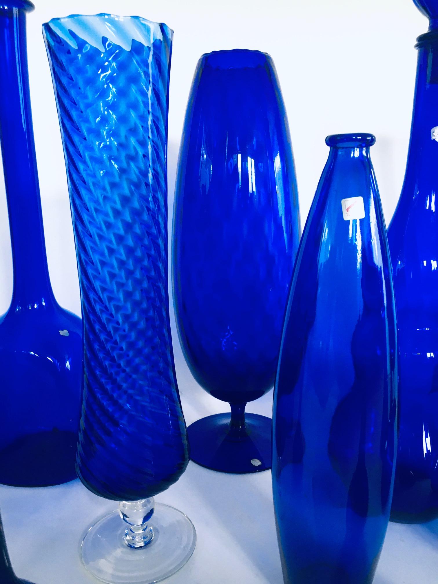 Collection'S anni '60 di 12 vasi e decanter in vetro blu reale d'epoca in vendita 8