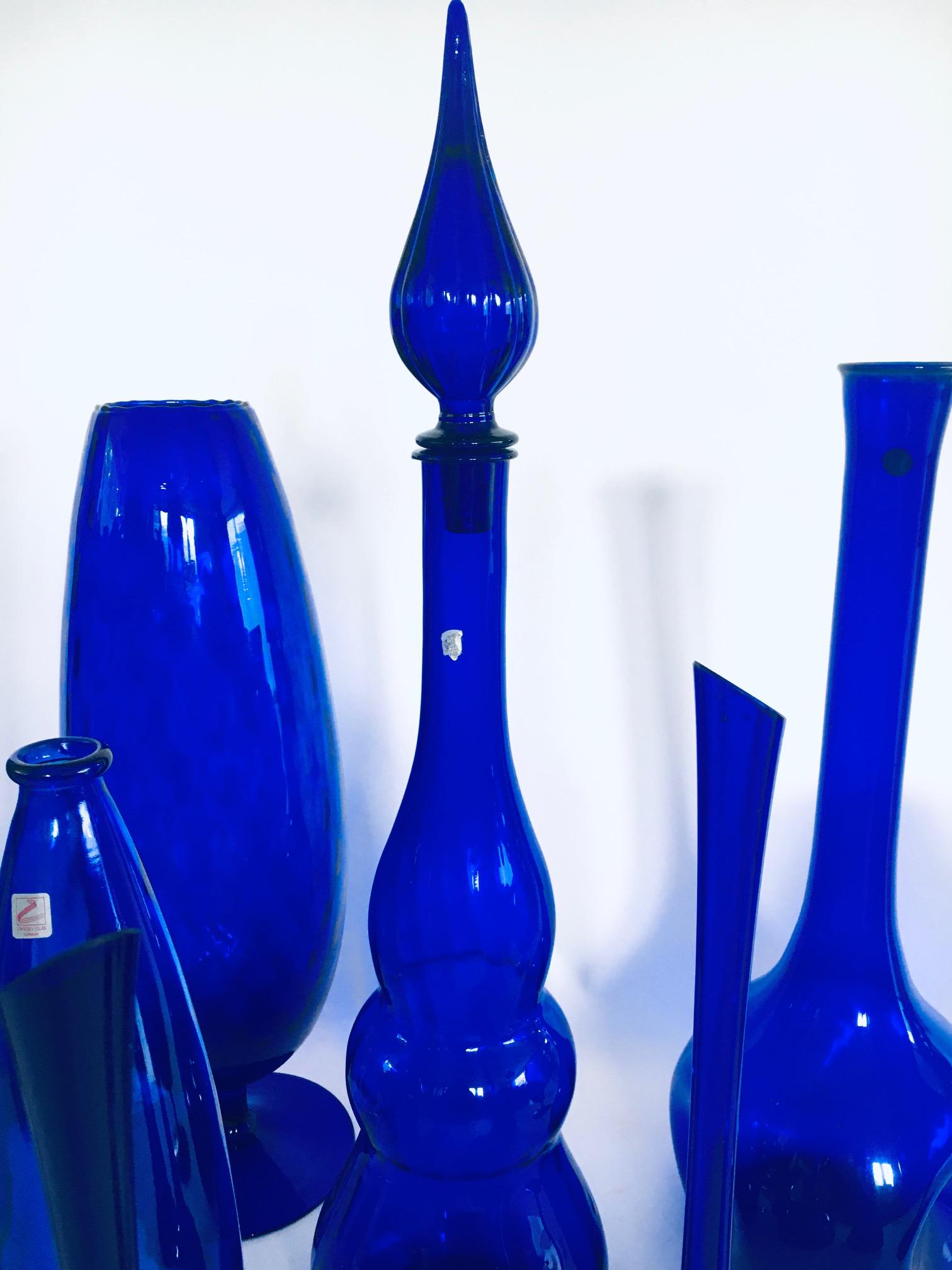 Collection'S anni '60 di 12 vasi e decanter in vetro blu reale d'epoca in vendita 9