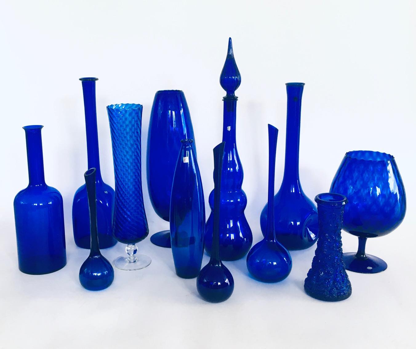 Mid-Century moderno Collection'S anni '60 di 12 vasi e decanter in vetro blu reale d'epoca in vendita