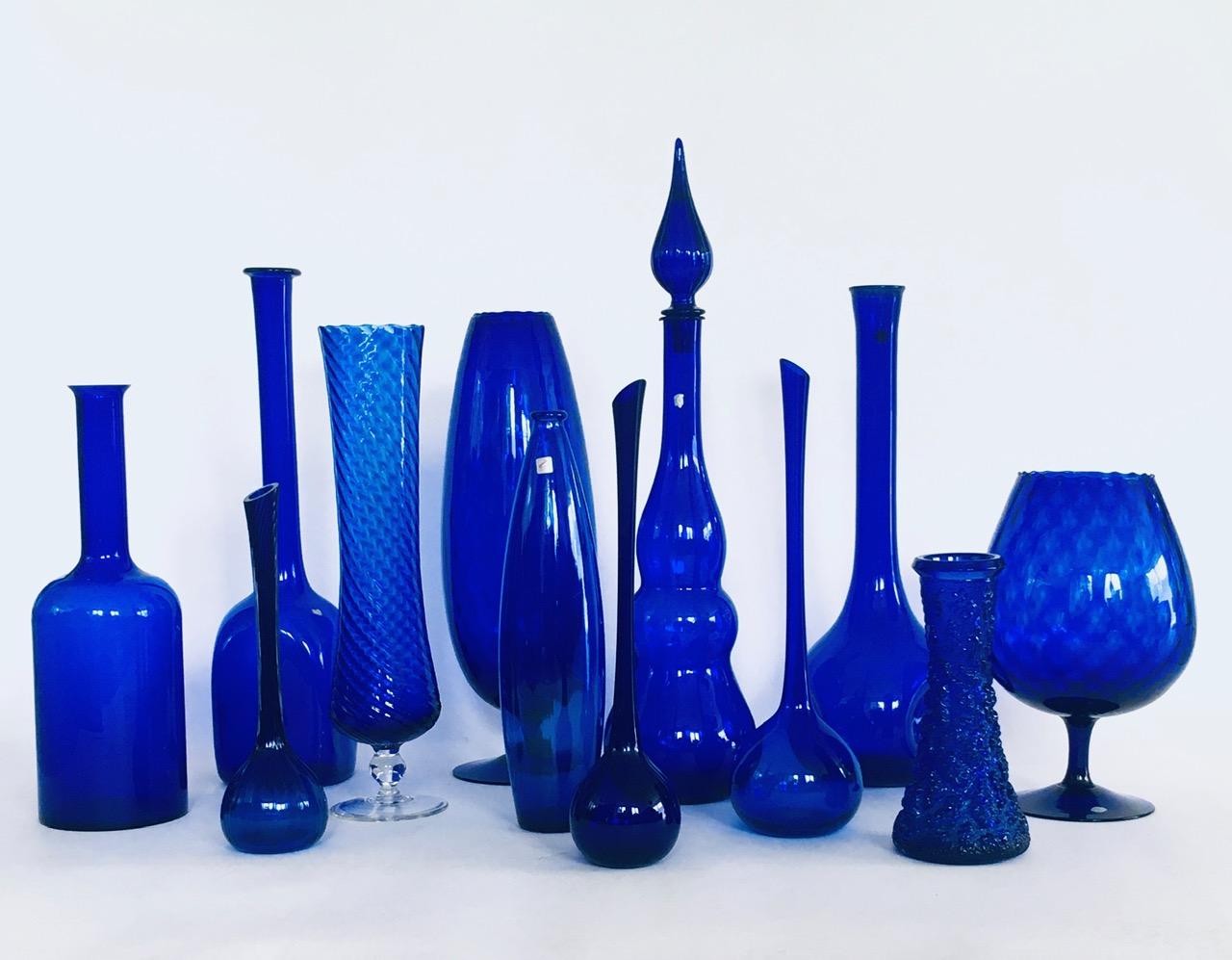 Collection'S anni '60 di 12 vasi e decanter in vetro blu reale d'epoca In condizioni buone in vendita a Oud-Turnhout, VAN