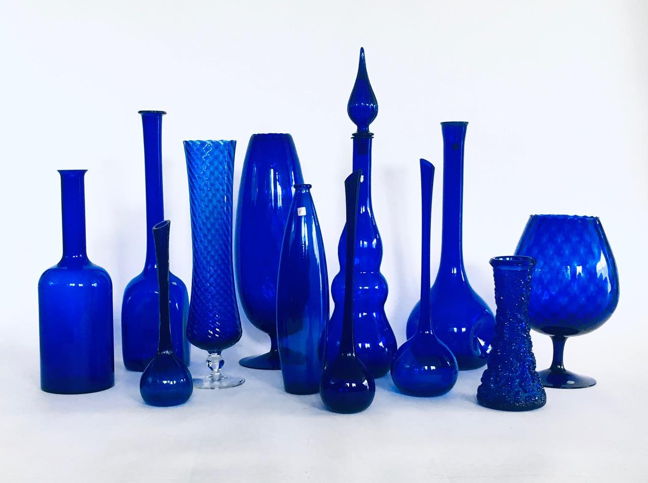 Metà XX secolo Collection'S anni '60 di 12 vasi e decanter in vetro blu reale d'epoca in vendita