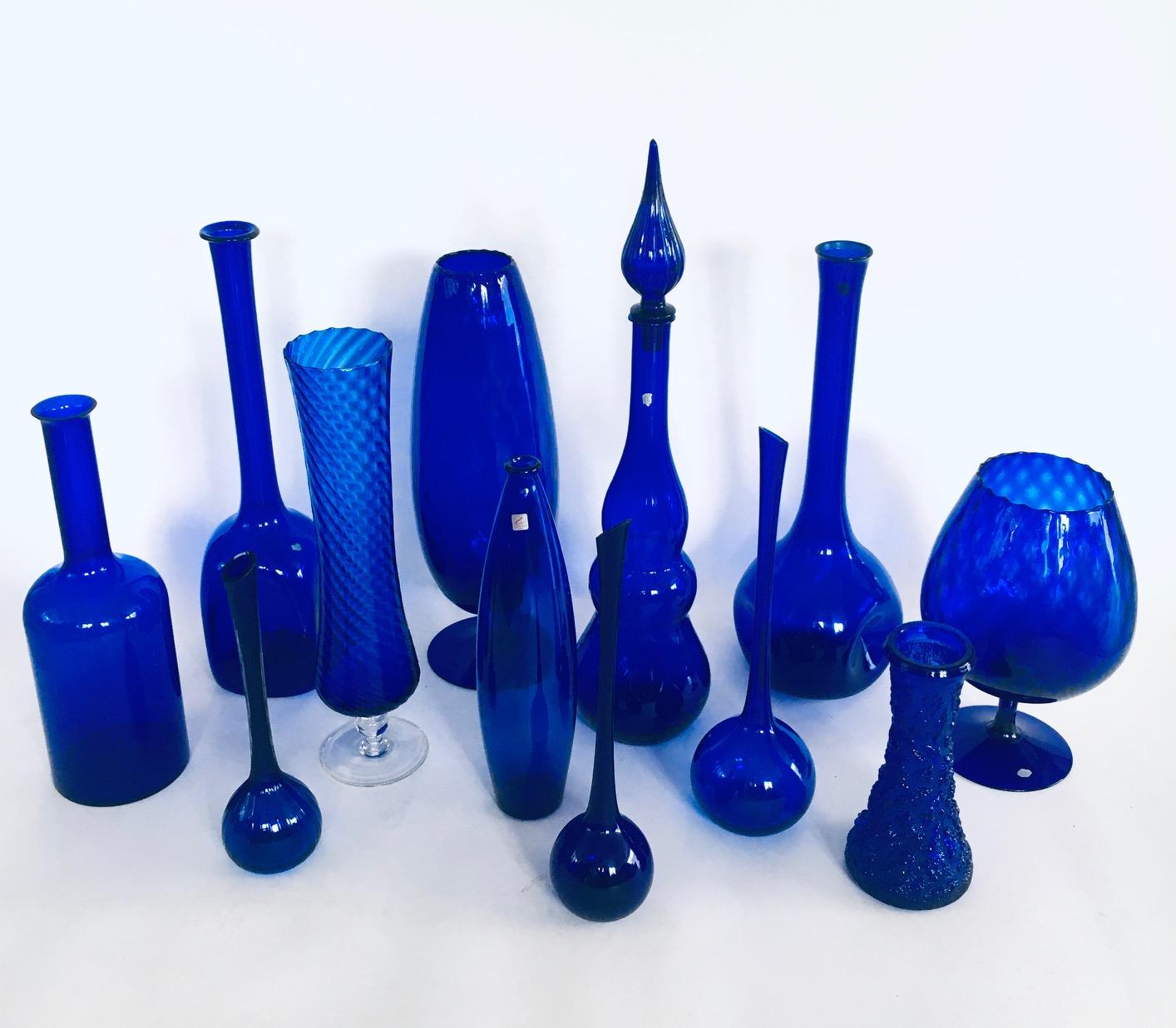 Vetro Collection'S anni '60 di 12 vasi e decanter in vetro blu reale d'epoca in vendita