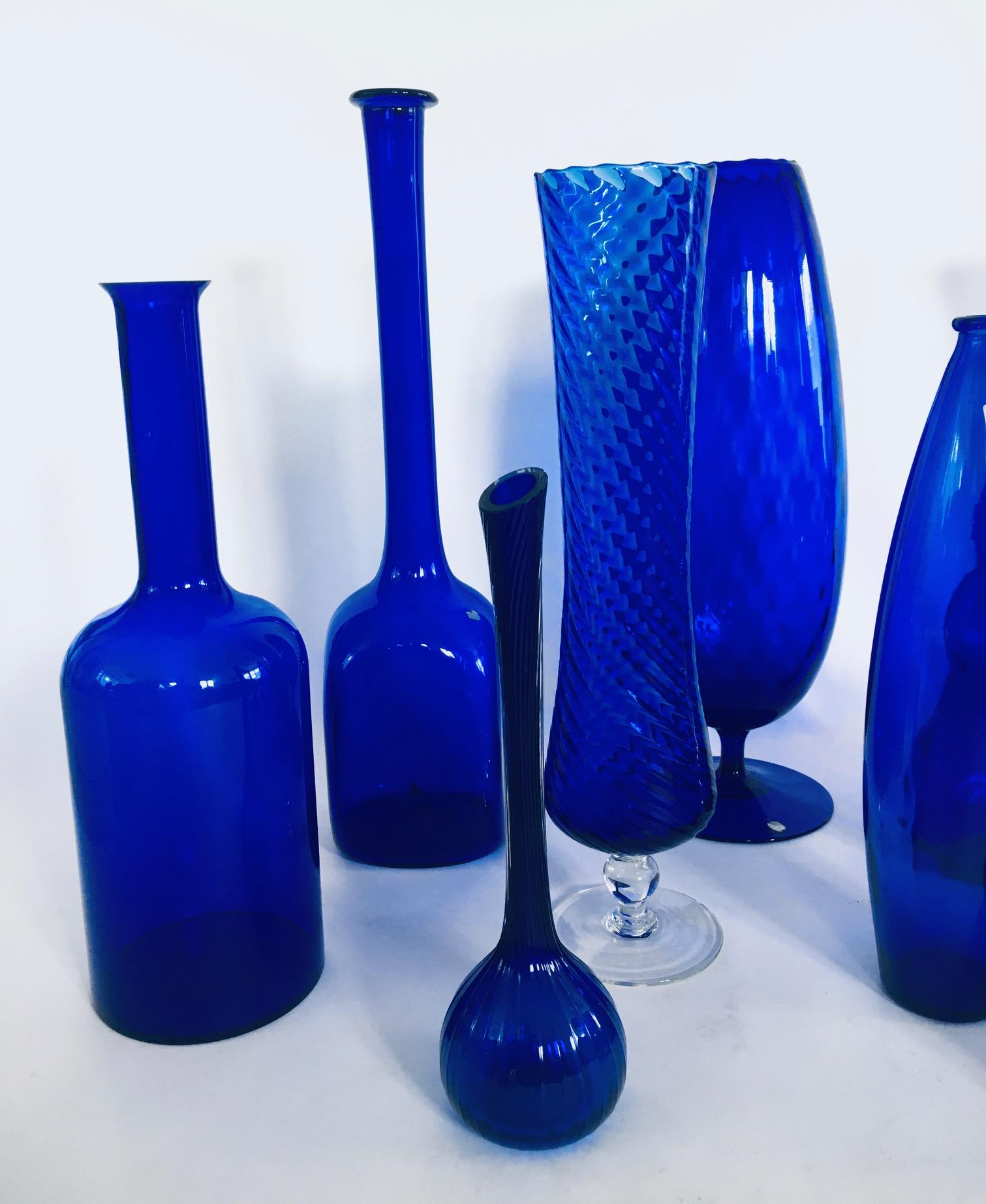 Collection'S anni '60 di 12 vasi e decanter in vetro blu reale d'epoca in vendita 1