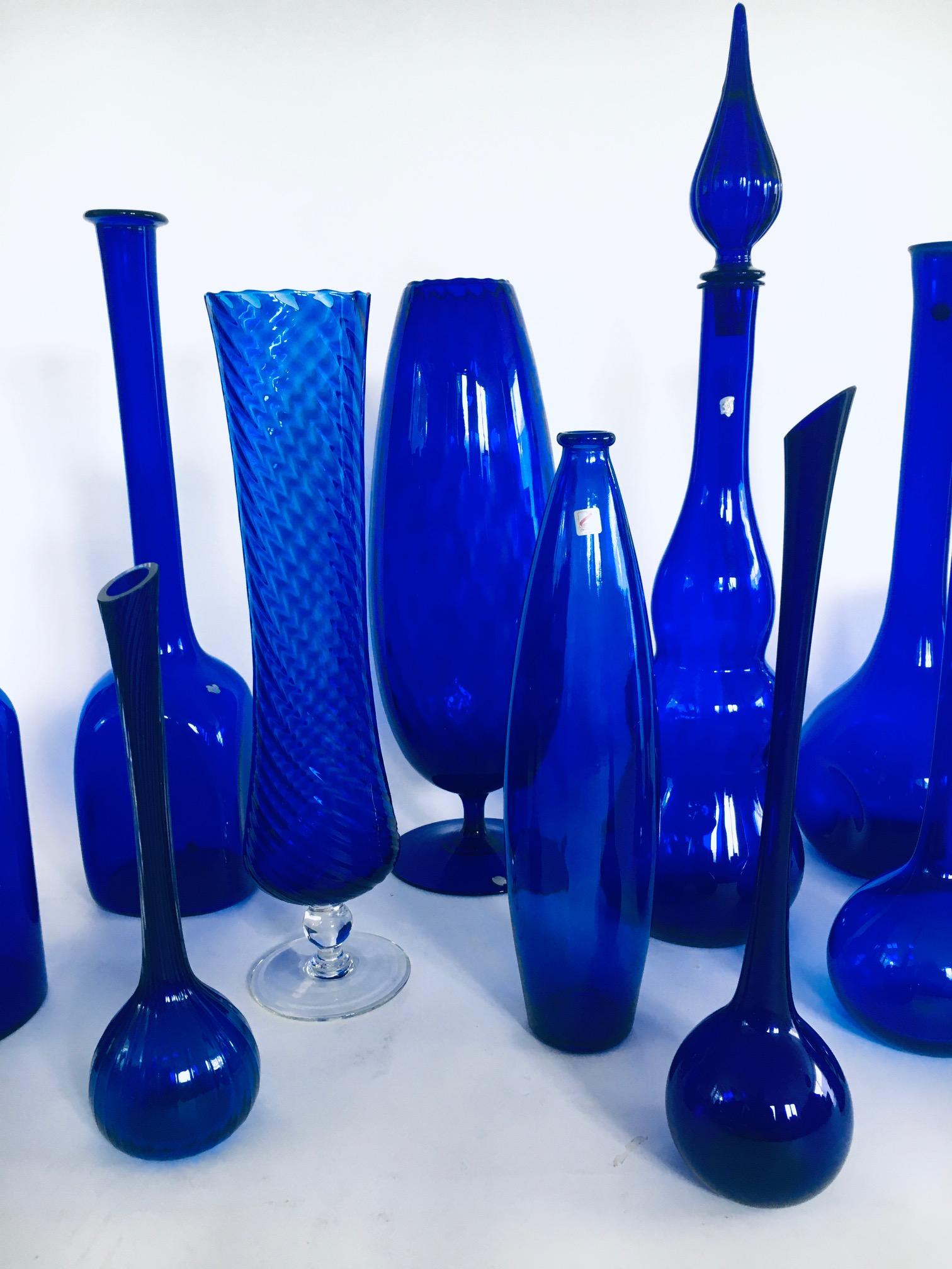 Collection'S anni '60 di 12 vasi e decanter in vetro blu reale d'epoca in vendita 2