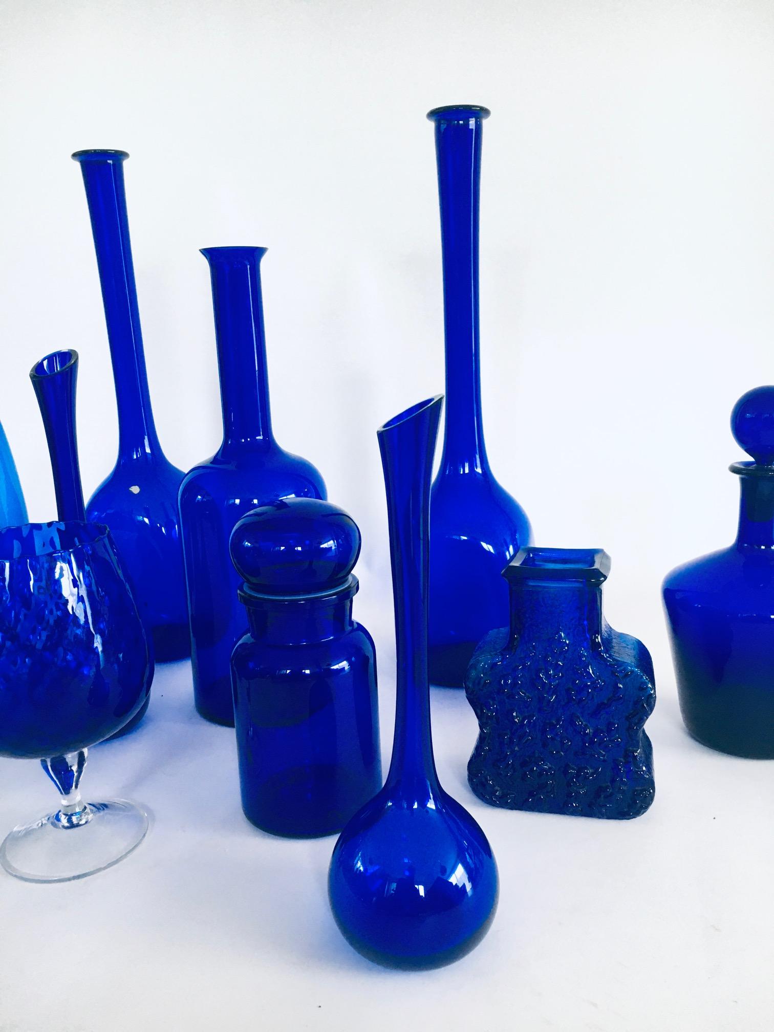 Collection'S anni '60 di 13 vasi e decanter in vetro blu reale d'epoca in vendita 3