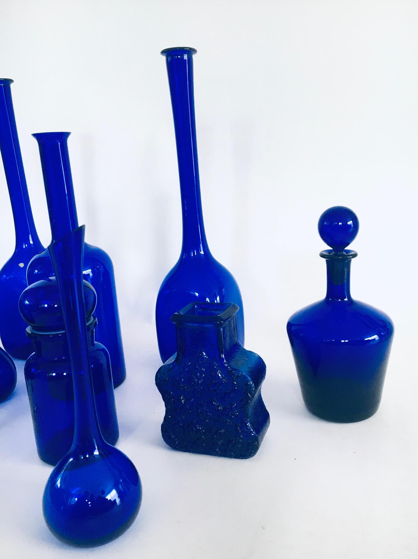 Collection'S anni '60 di 13 vasi e decanter in vetro blu reale d'epoca in vendita 4