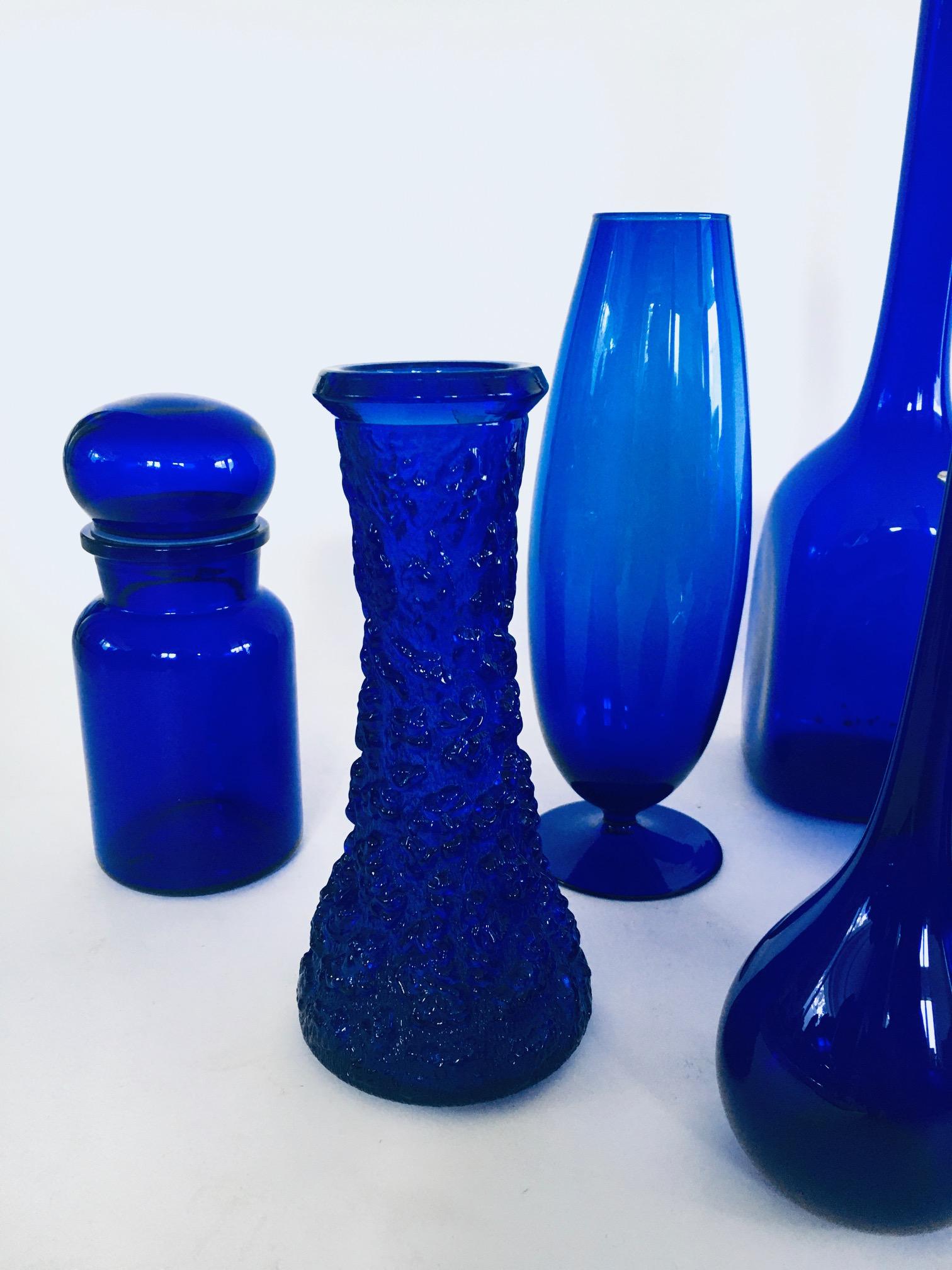 Collection'S anni '60 di 13 vasi e decanter in vetro blu reale d'epoca in vendita 5