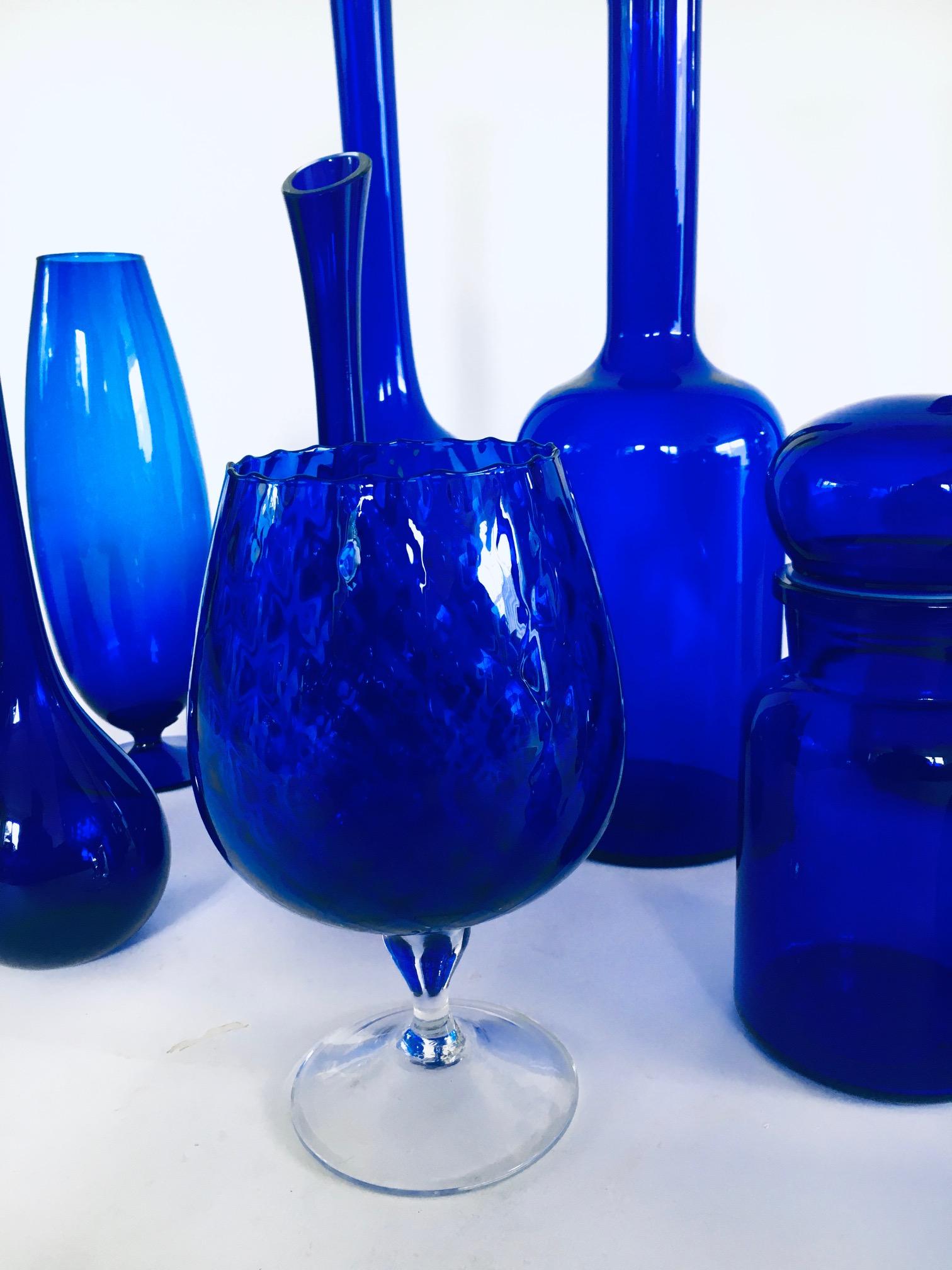 Collection'S anni '60 di 13 vasi e decanter in vetro blu reale d'epoca in vendita 6