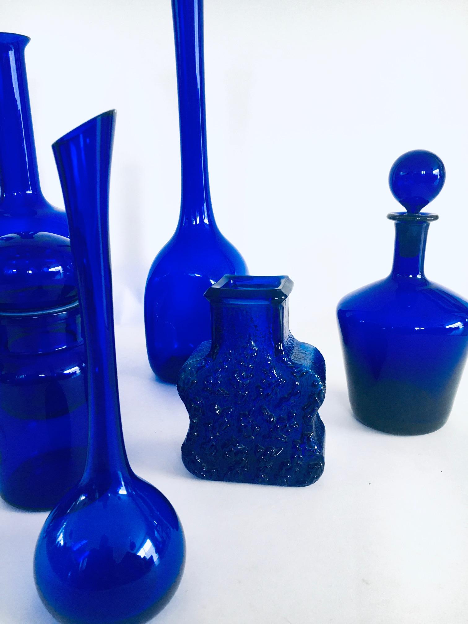 Collection'S anni '60 di 13 vasi e decanter in vetro blu reale d'epoca in vendita 7
