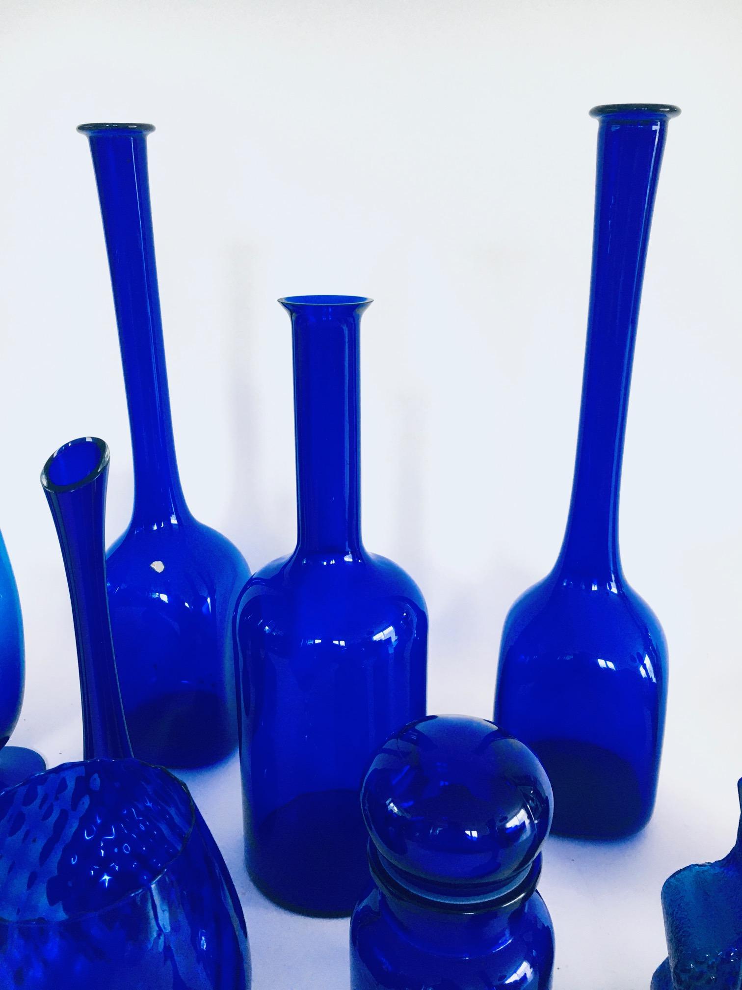 Collection'S anni '60 di 13 vasi e decanter in vetro blu reale d'epoca in vendita 8