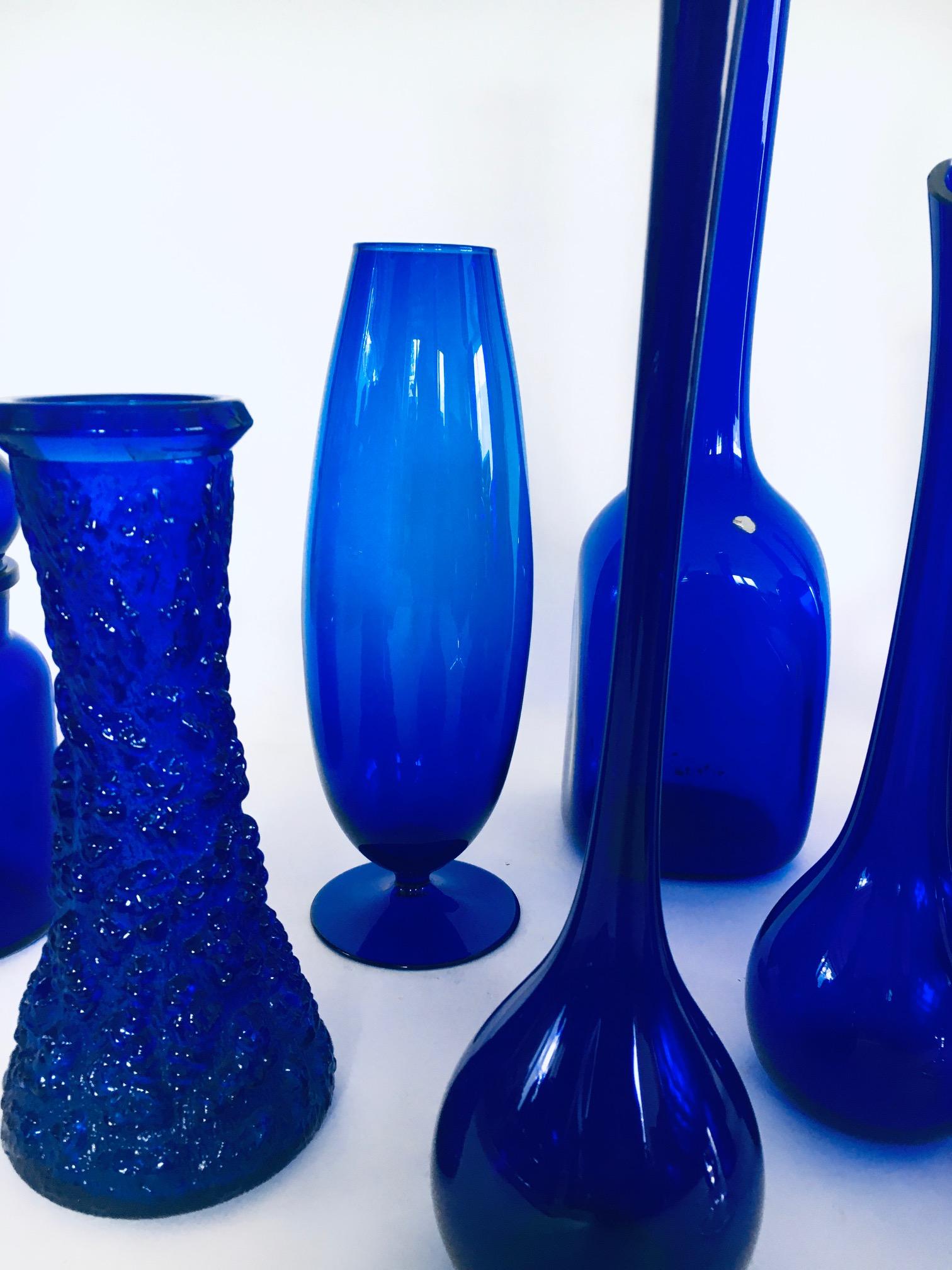 Collection'S anni '60 di 13 vasi e decanter in vetro blu reale d'epoca in vendita 9