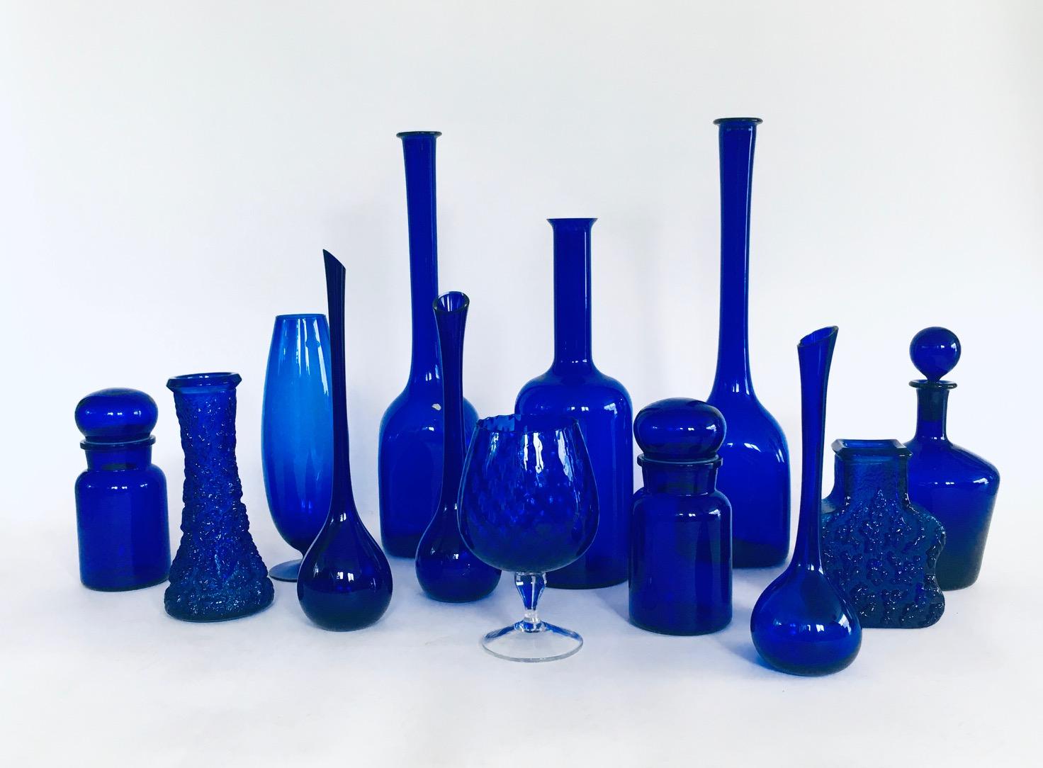 Collezione vintage di 13 vasi e decanter in vetro blu reale del periodo Midcentury Design. Tutti sono stati realizzati nel periodo degli anni '60. Prodotto in Francia, Germania, Belgio, Italia e Scandinavia. Tutti sono in vetro blu reale intenso.