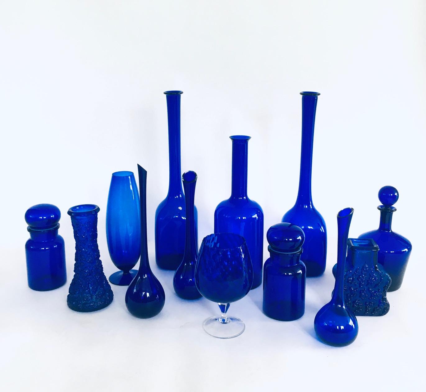 Europeo Collection'S anni '60 di 13 vasi e decanter in vetro blu reale d'epoca in vendita