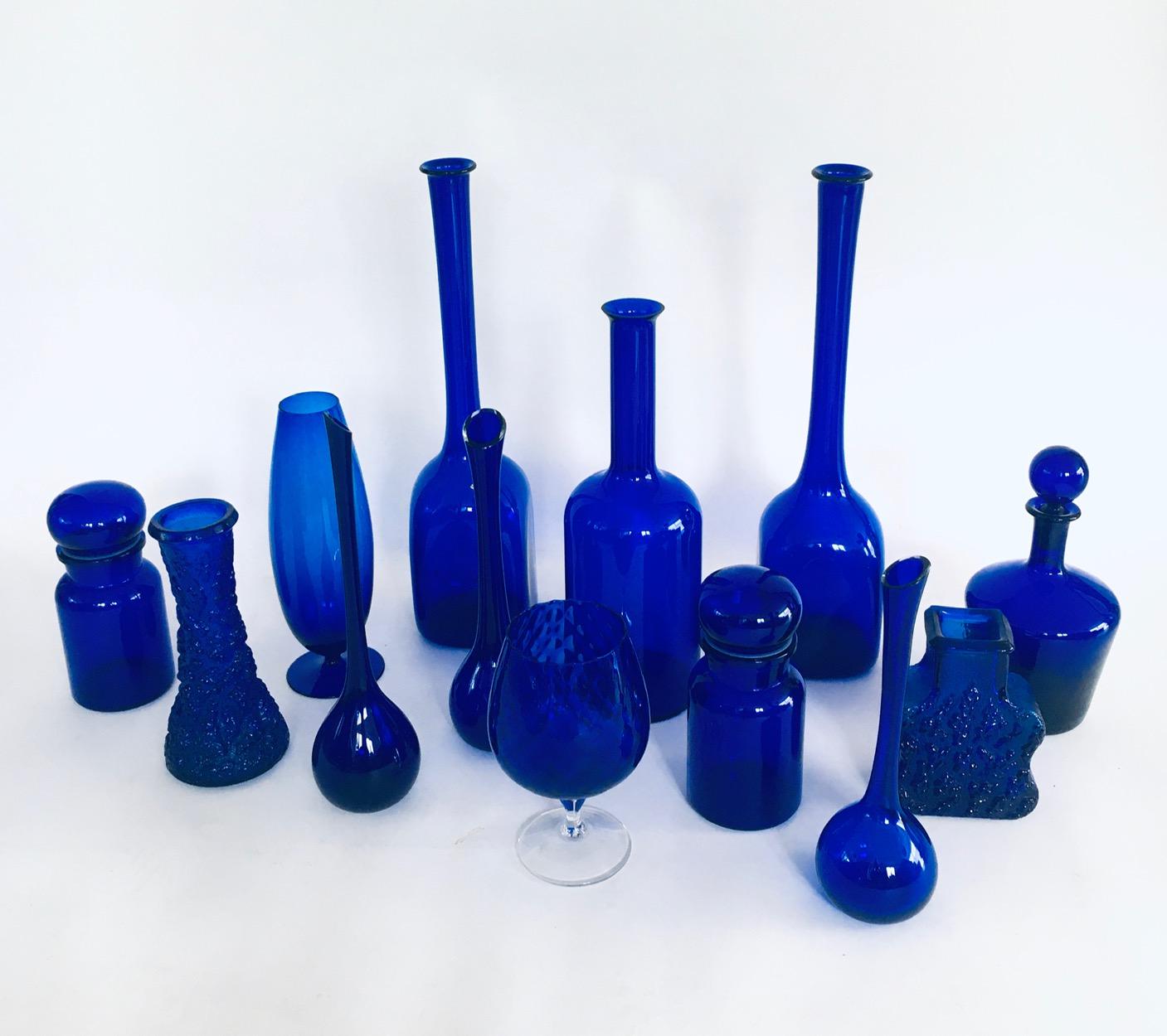 Collection'S anni '60 di 13 vasi e decanter in vetro blu reale d'epoca In condizioni buone in vendita a Oud-Turnhout, VAN