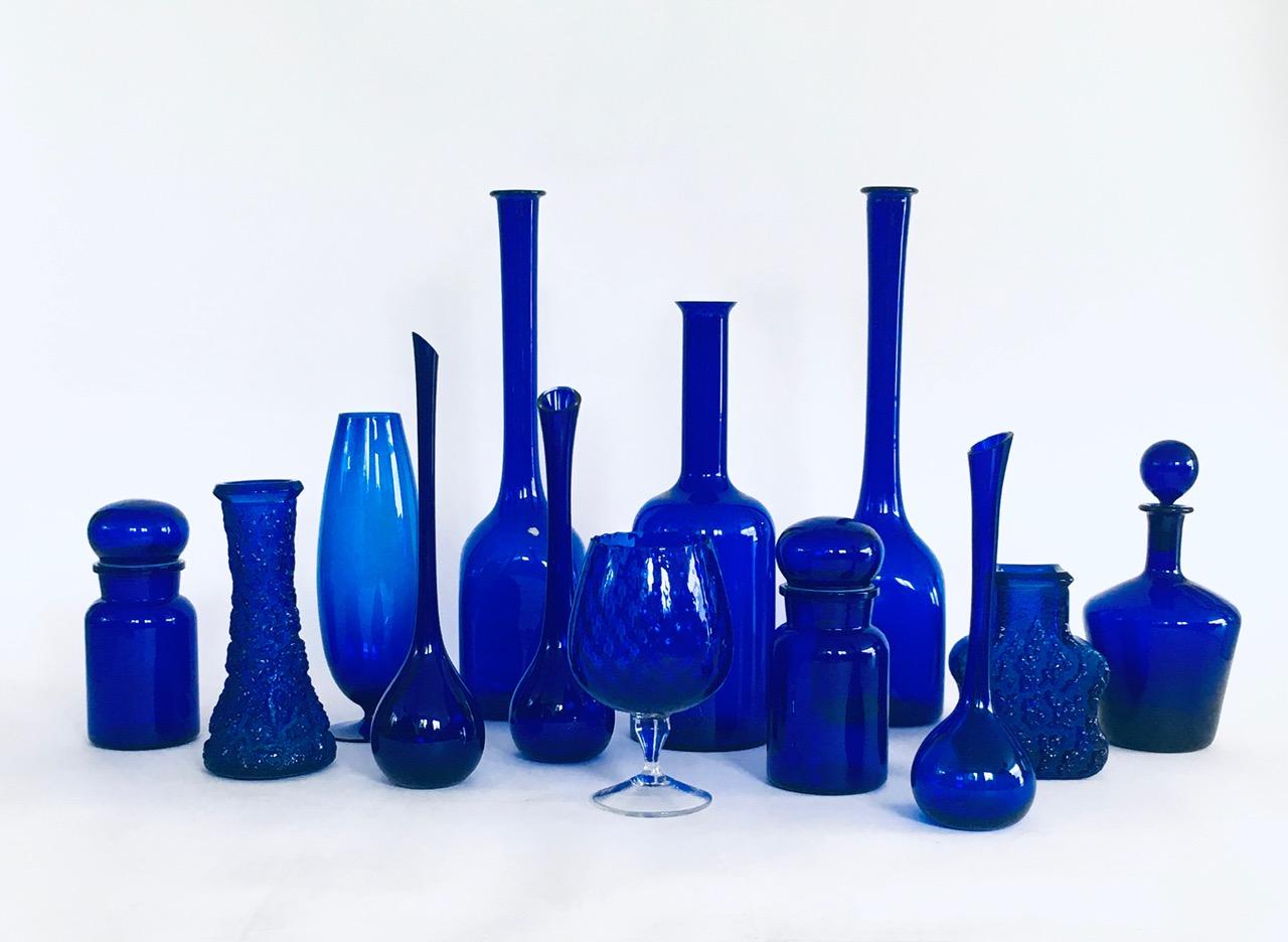 Metà XX secolo Collection'S anni '60 di 13 vasi e decanter in vetro blu reale d'epoca in vendita