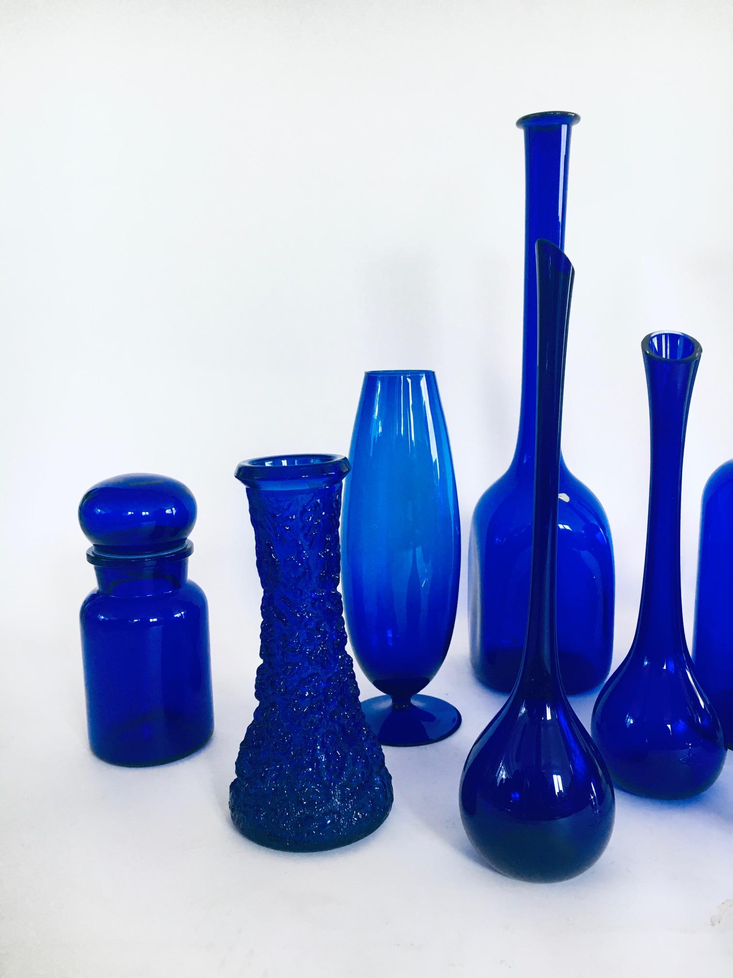 Vetro Collection'S anni '60 di 13 vasi e decanter in vetro blu reale d'epoca in vendita