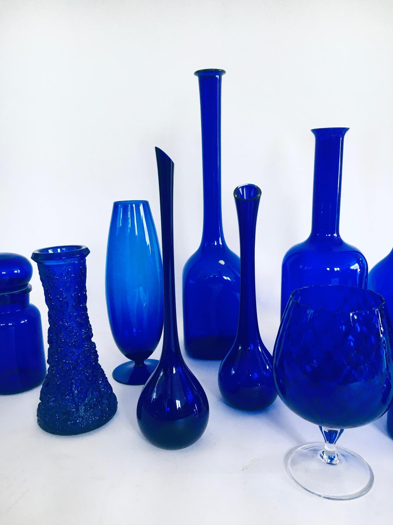 Collection'S anni '60 di 13 vasi e decanter in vetro blu reale d'epoca in vendita 1