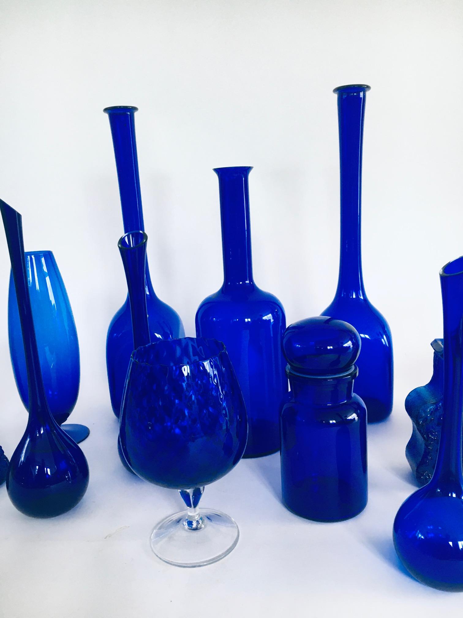 Collection'S anni '60 di 13 vasi e decanter in vetro blu reale d'epoca in vendita 2