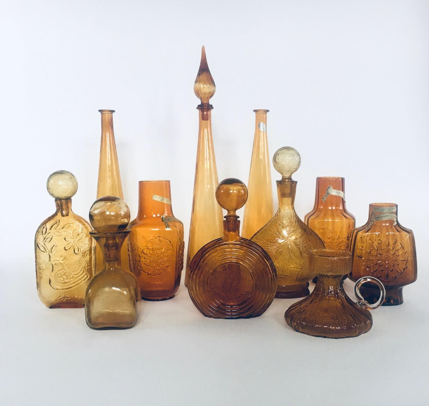 Collection of vintage Amber color Glass Vases & Decanters. Alle stammen aus der Zeit der 1960er Jahre. Italien, Frankreich und Skandinavien hergestellt. Empoli und anderes Designglas. Satz mit 11 verschiedenen Teilen. Alle sind in bernsteinfarbenem