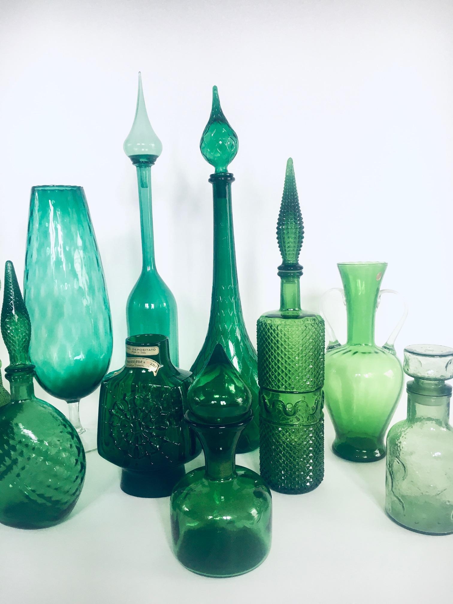 1960er Kollektion grüner Vintage-Glasvasen und Karaffen, 12er-Set (Mitte des 20. Jahrhunderts) im Angebot
