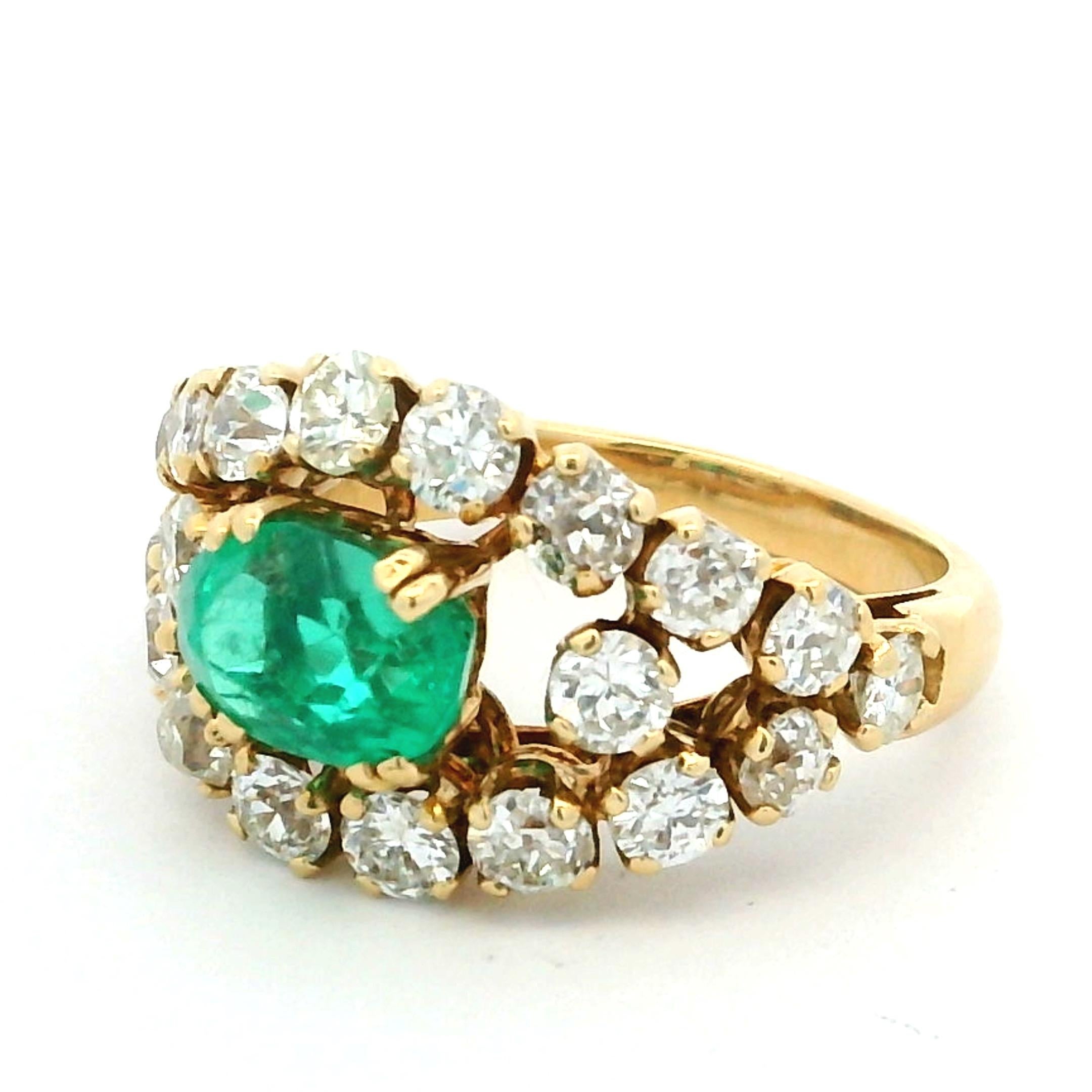 Bague de cocktail en or jaune colombien 18K des années 1960 avec émeraude et diamants en vente 4