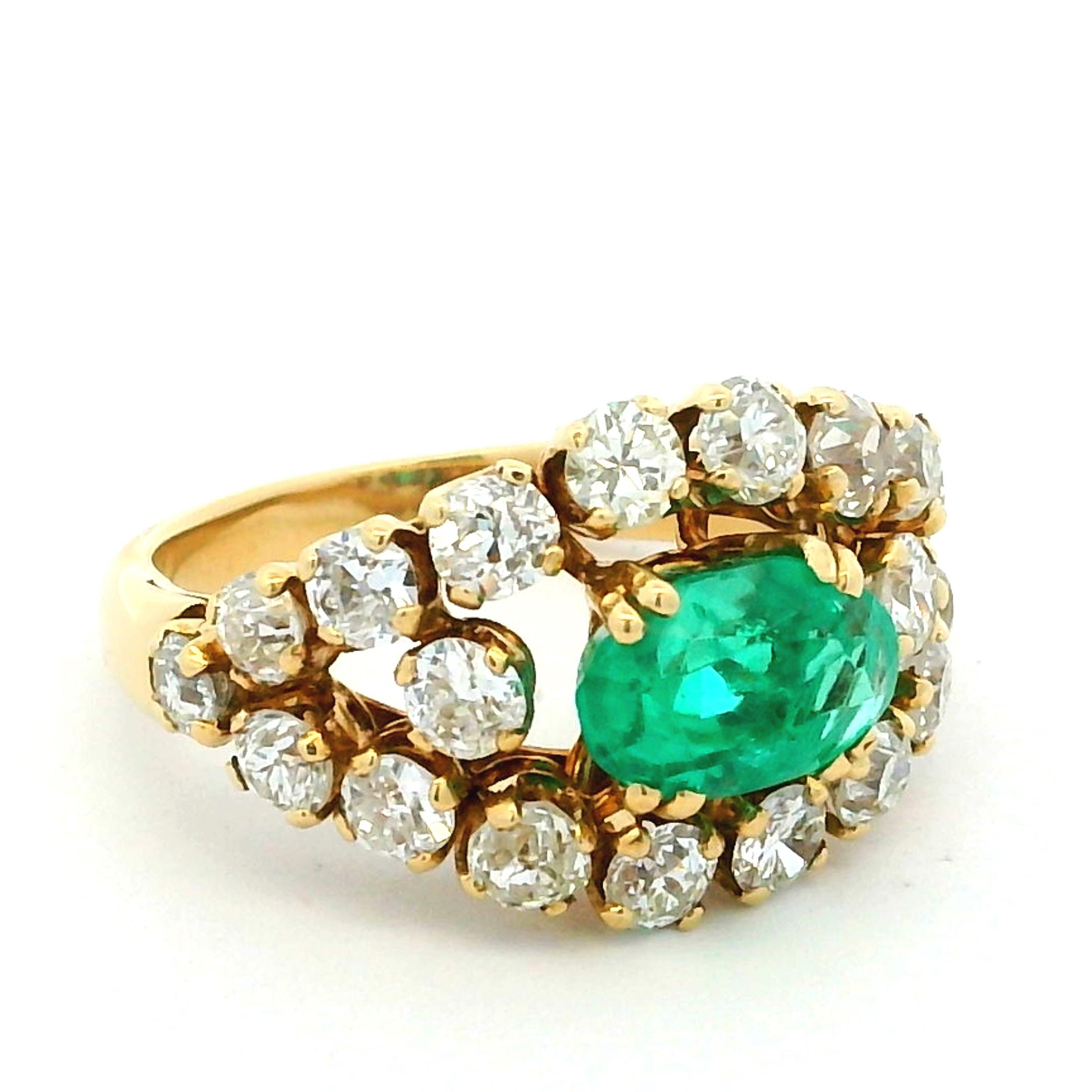 Bague de cocktail en or jaune colombien 18K des années 1960 avec émeraude et diamants en vente 6