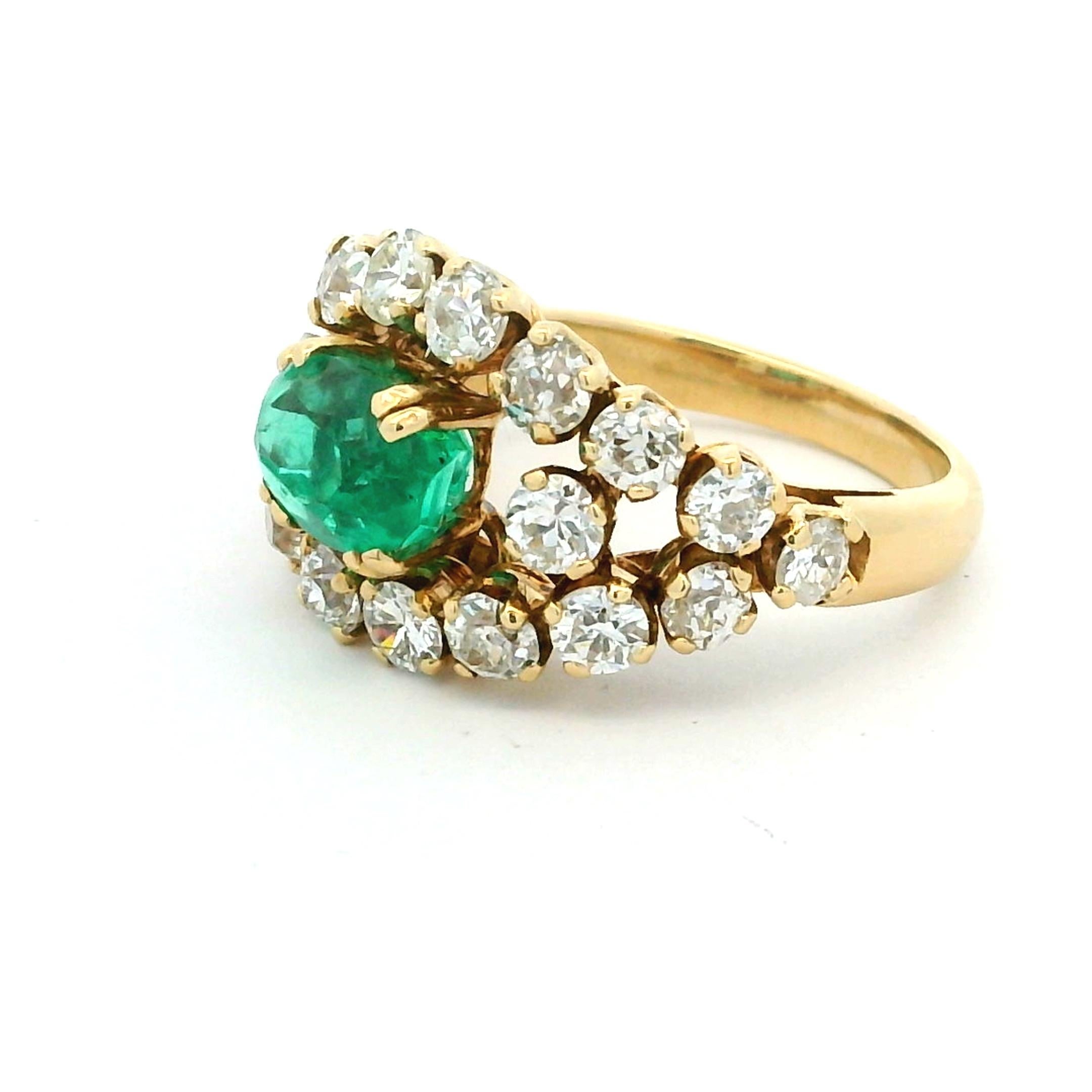 A  Bague de cocktail vintage, fabriquée à la main en Colombie dans les années 1960, en or jaune 18 carats. En son centre repose une émeraude naturelle d'environ 1,00 carat, prisée pour sa riche couleur verte typique des pierres
