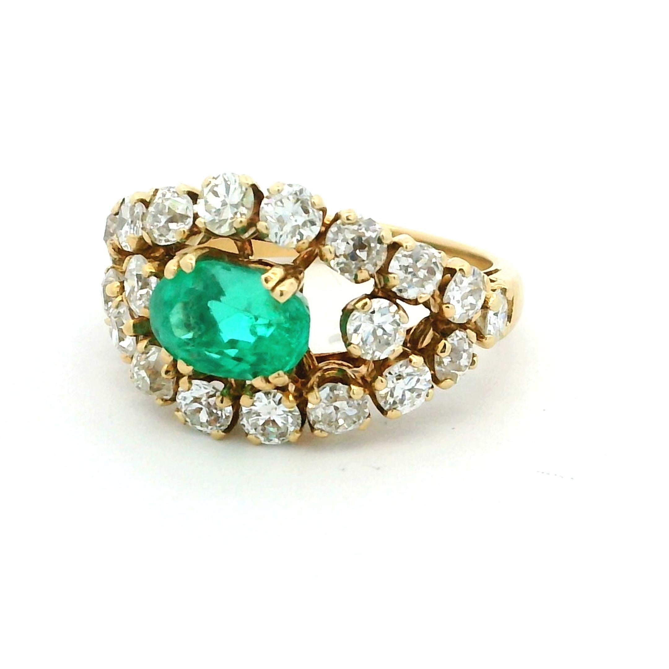 Rétro Bague de cocktail en or jaune colombien 18K des années 1960 avec émeraude et diamants en vente