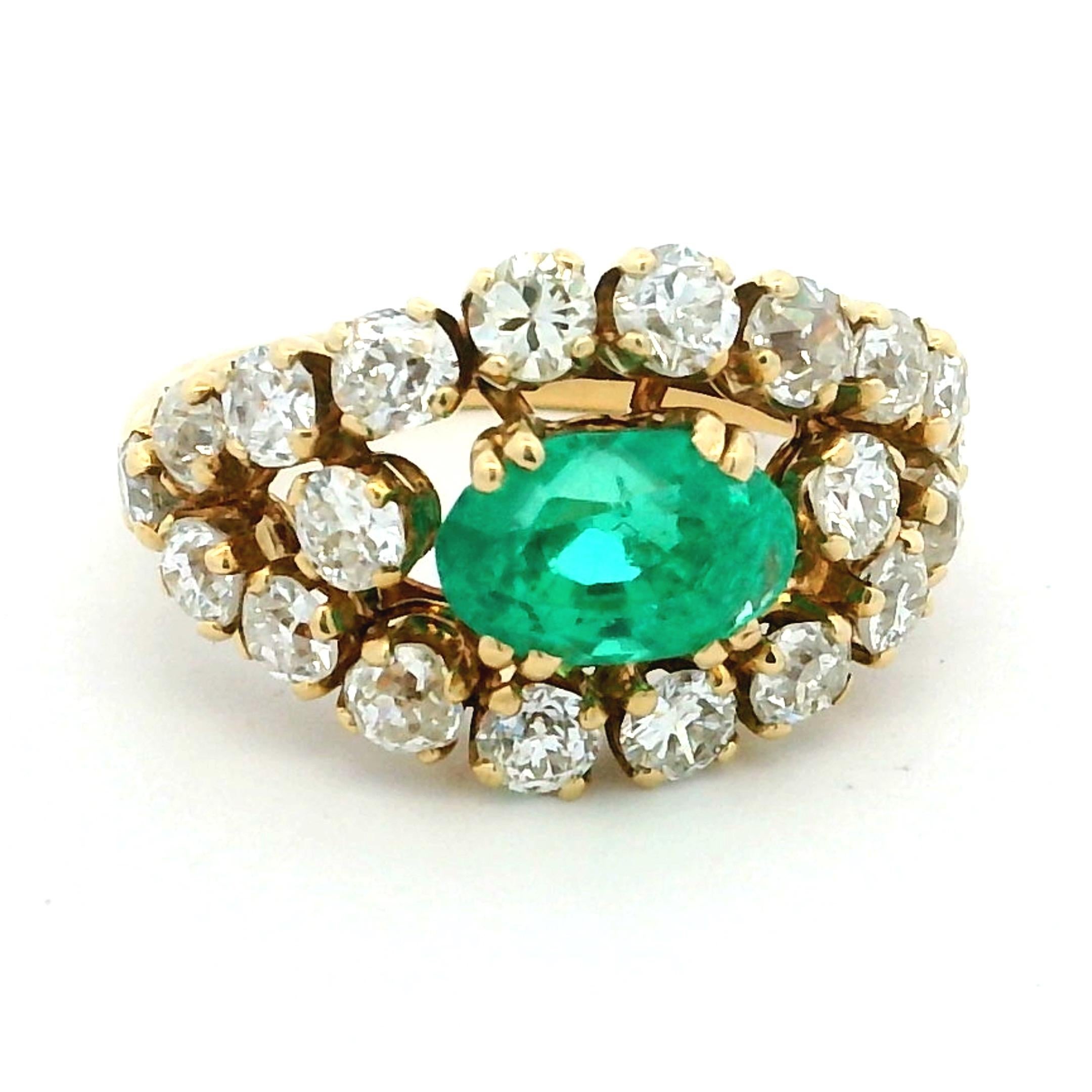 Taille émeraude Bague de cocktail en or jaune colombien 18K des années 1960 avec émeraude et diamants en vente